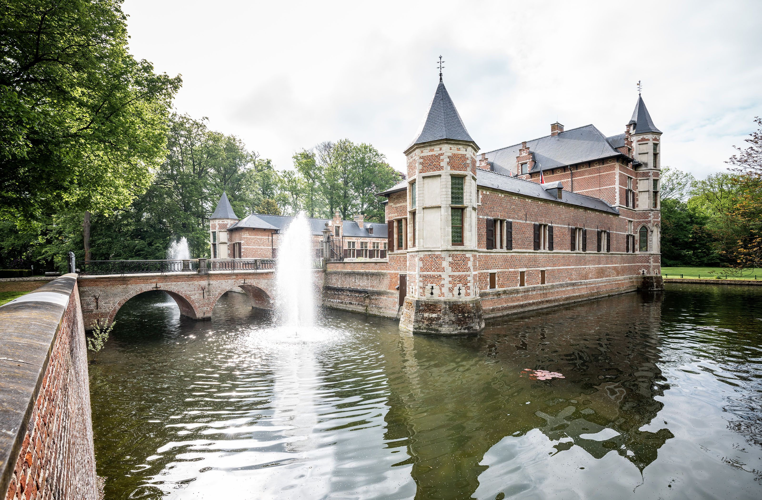 Kasteel Veltwijck met de gracht errond.
