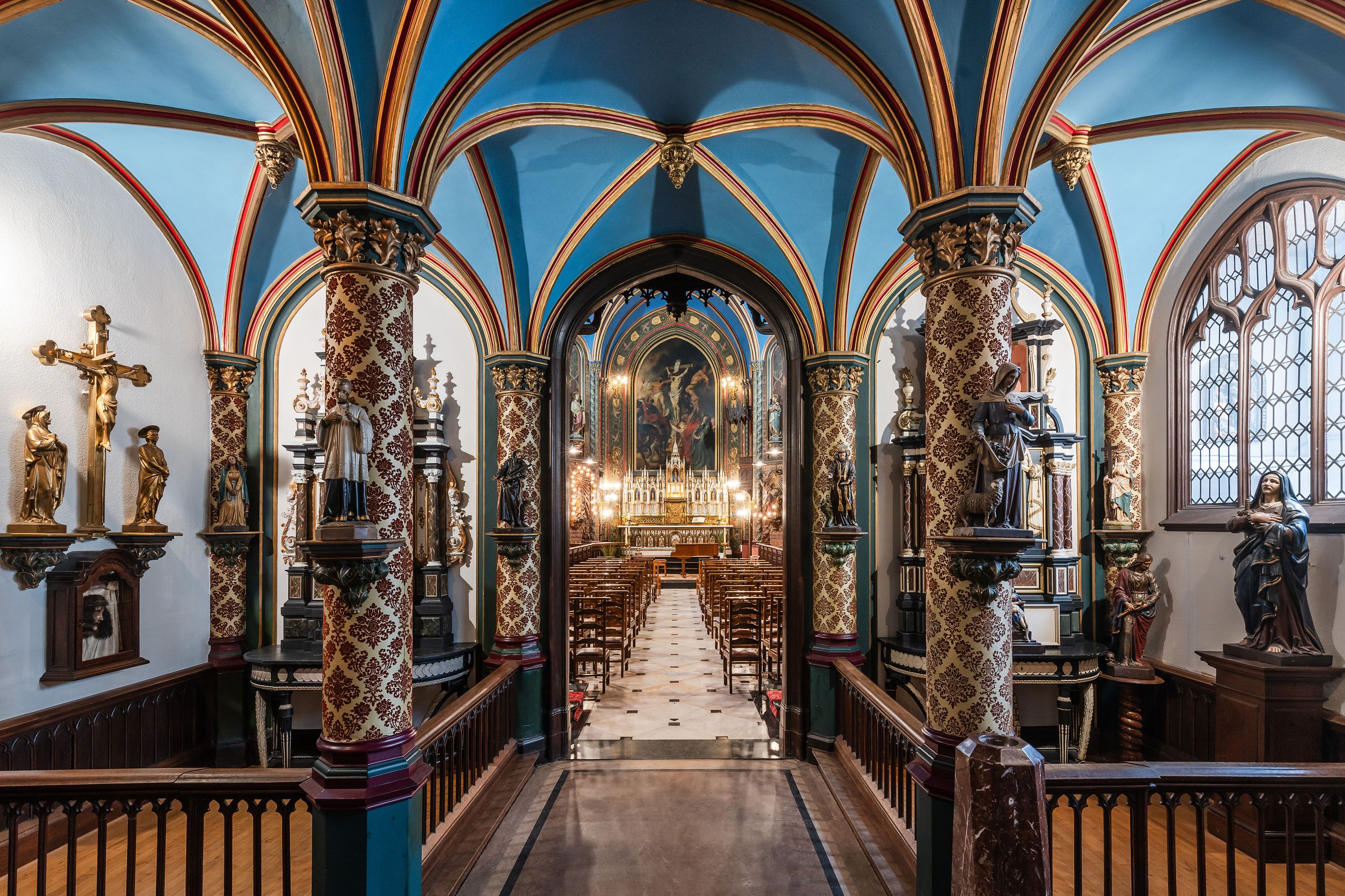 Beeld van de kloosterkerk in neogotieke stijl met helderblauw plafond