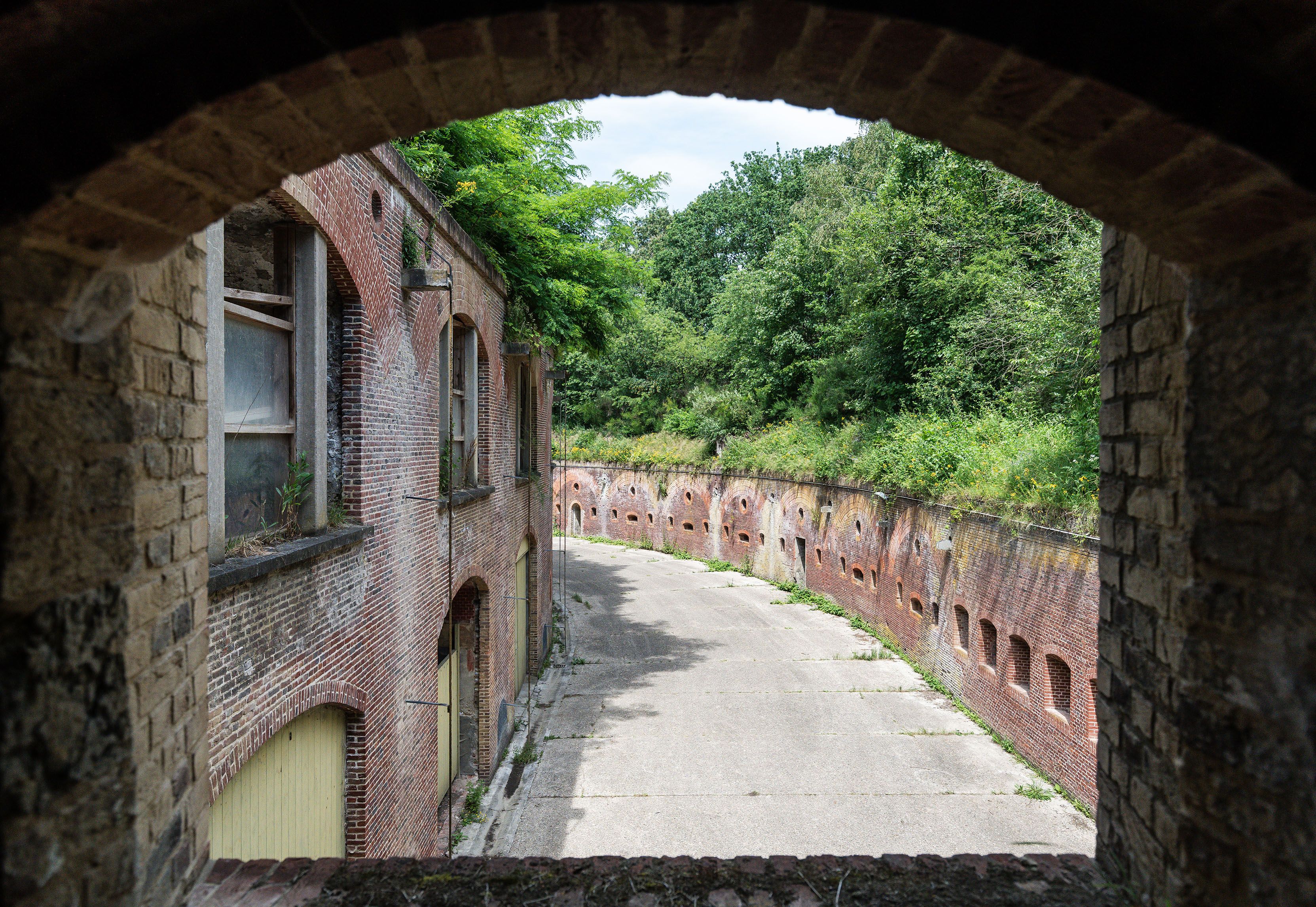 Zicht op de muur van het fort vanuit een van de ramen.