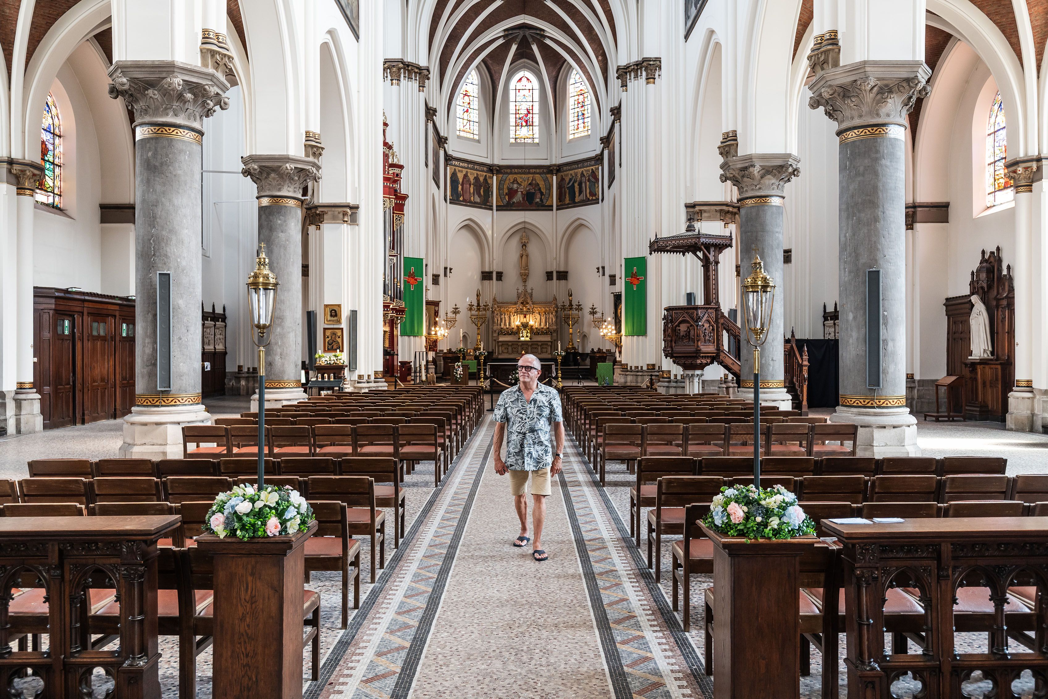 Man wandelt tussen de kerkbanken van de Sint-Norbertuskerk.