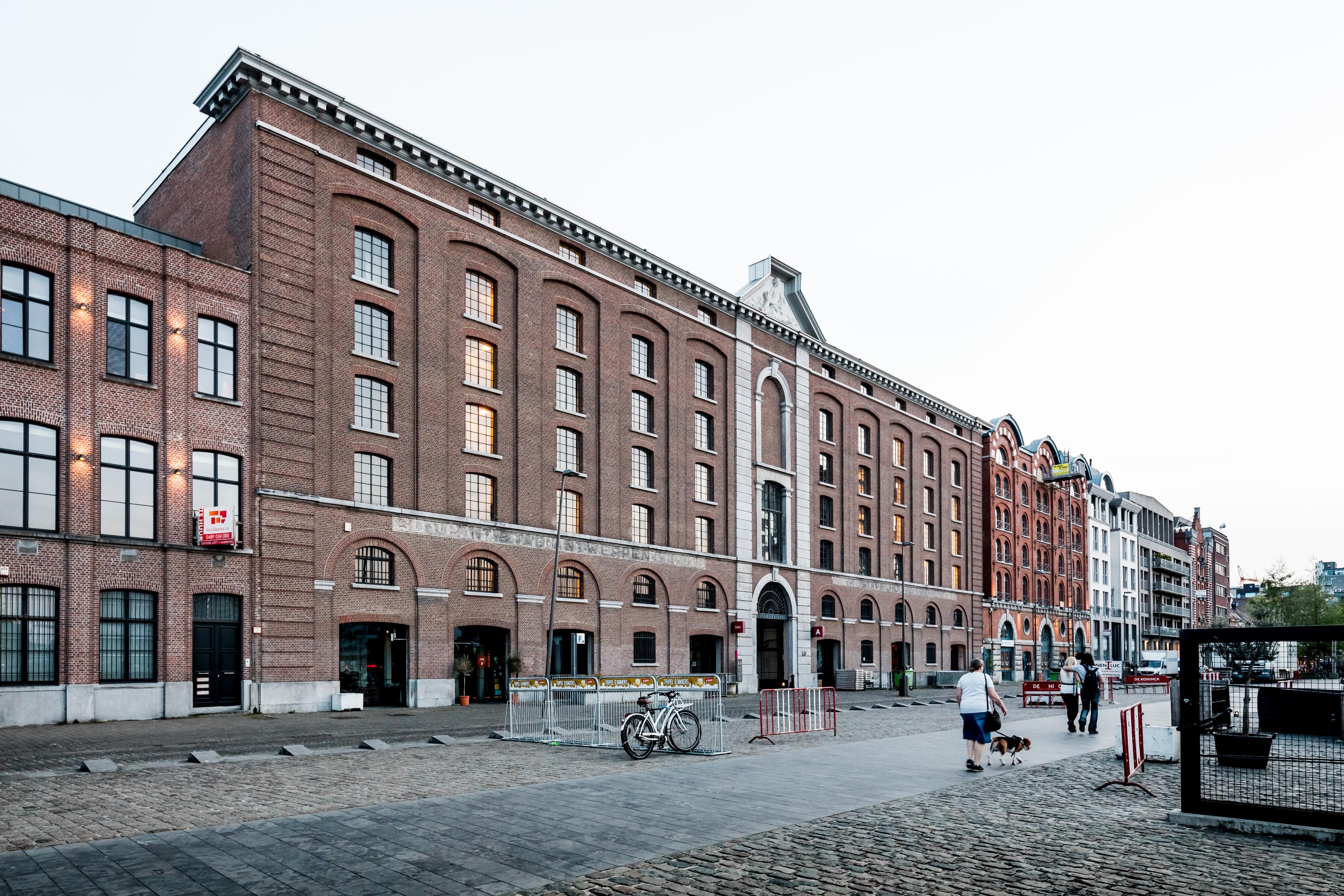 Beeld van het Felix Pakhuis langs de buitenkant. Een breed bakstenen gebouw.