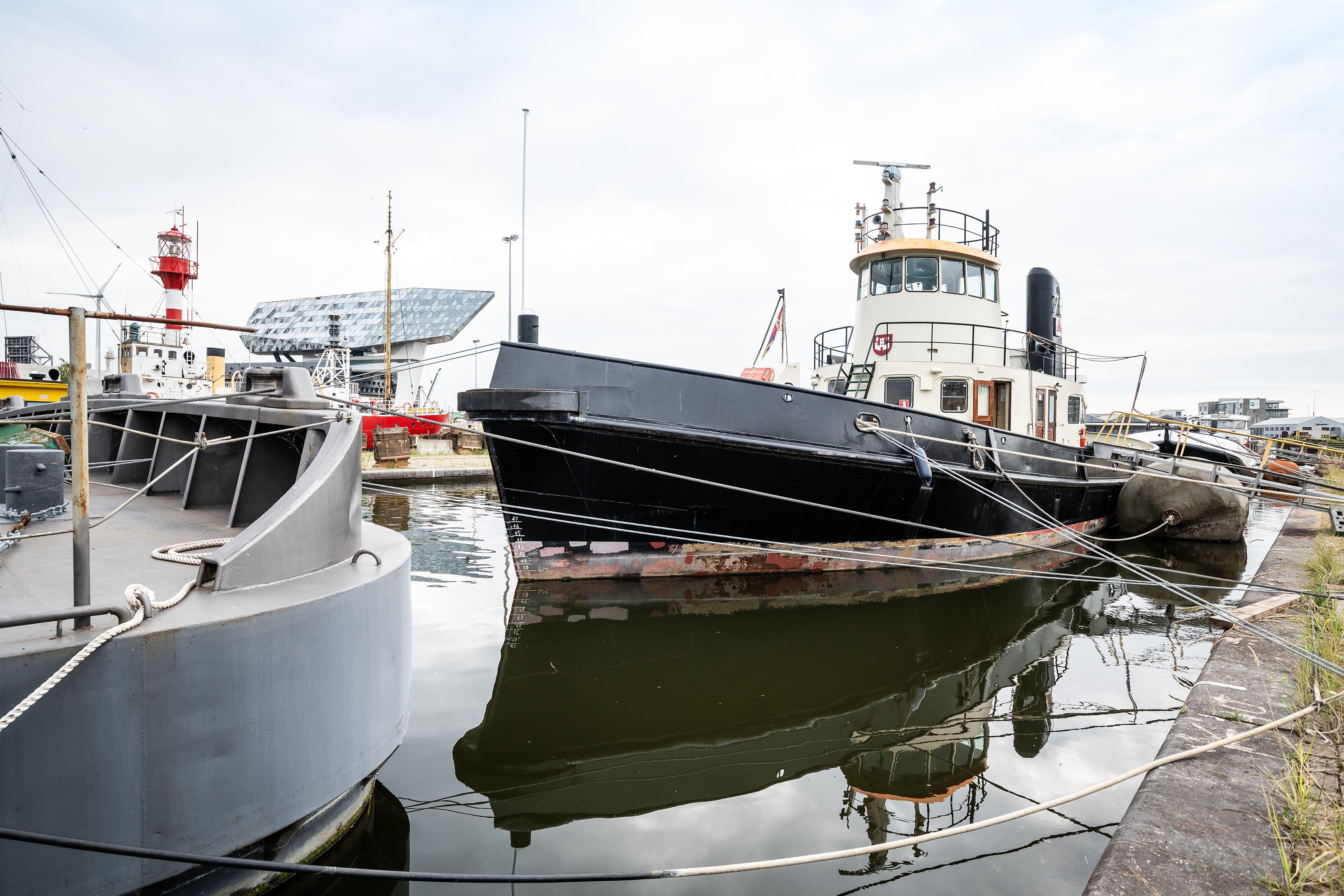 Zicht op de stadssleepboot in een dok