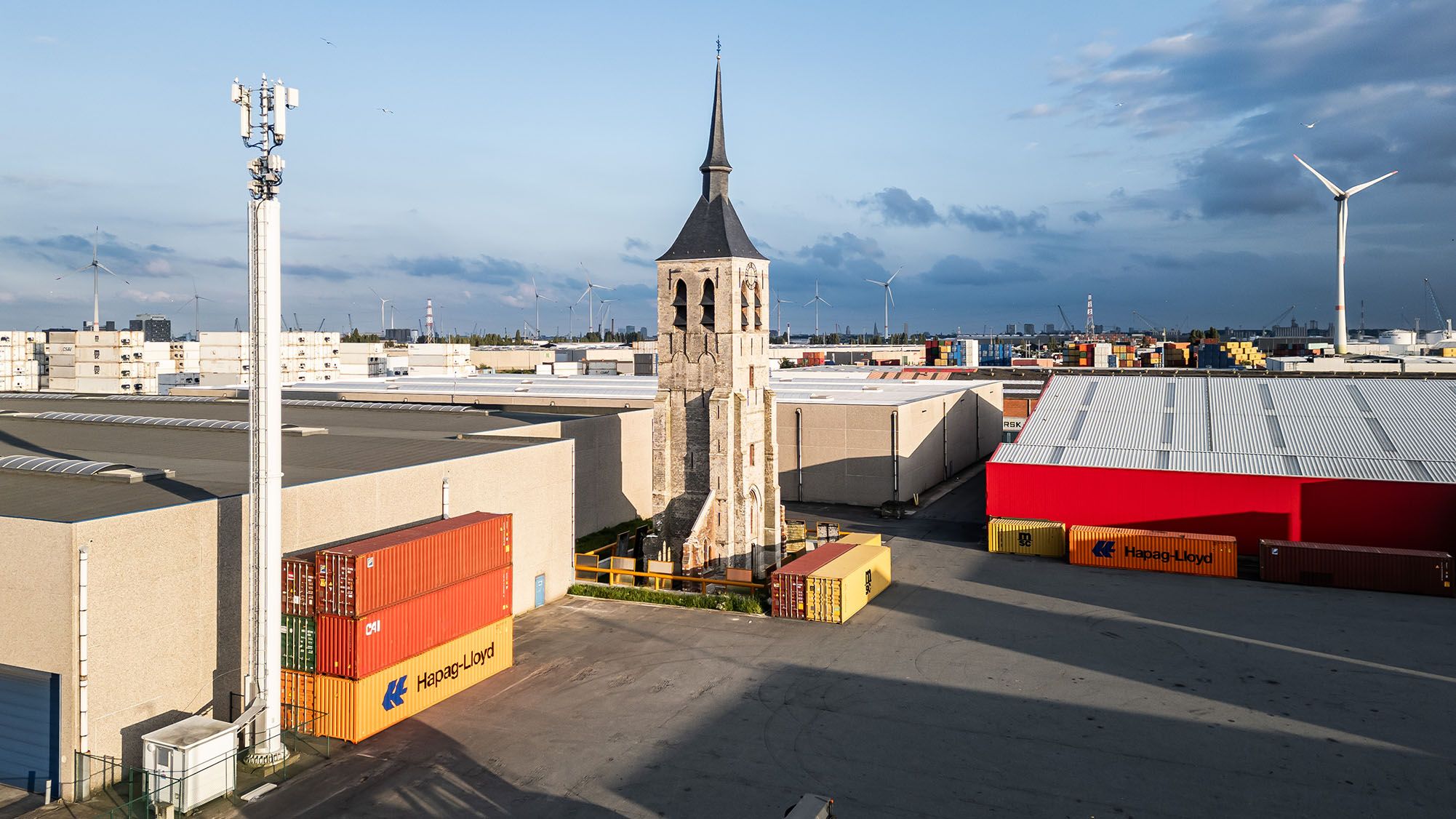 Het kerkje op de havensite.
