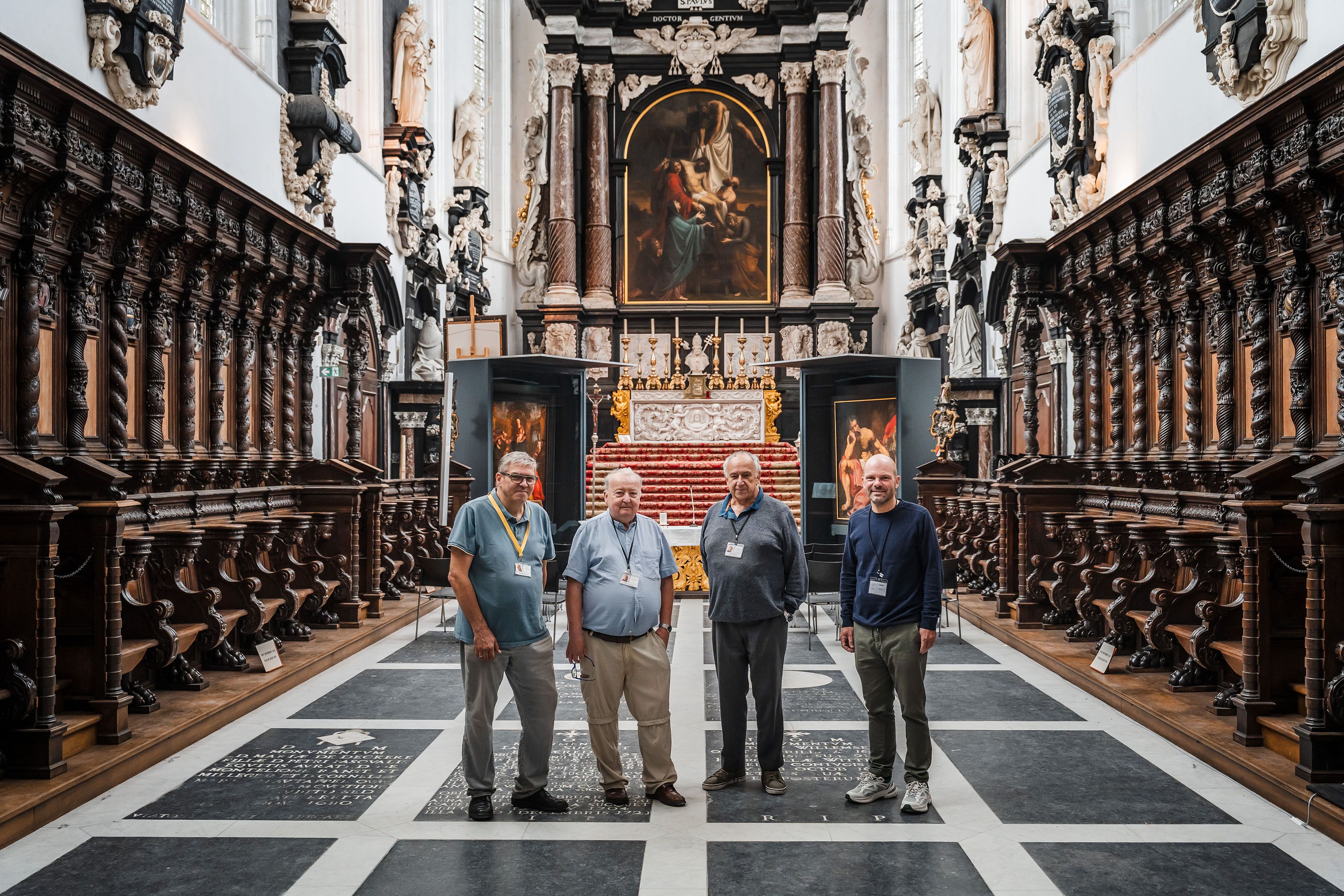 4 mannen van middelbare leeftijd poseren voor het altaar in de Sint-Pauluskerk