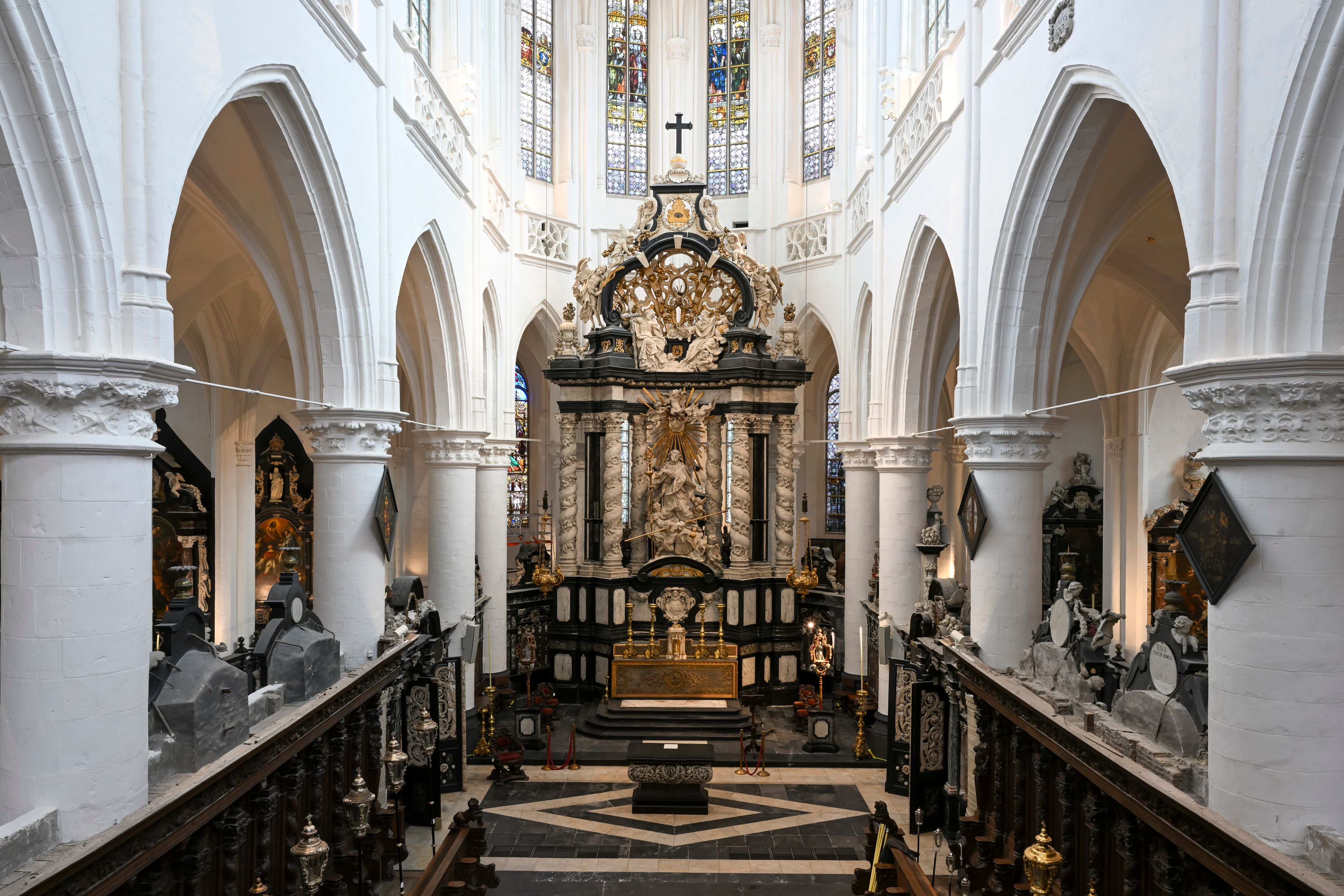 Zicht vanop het balkon van de kerk.