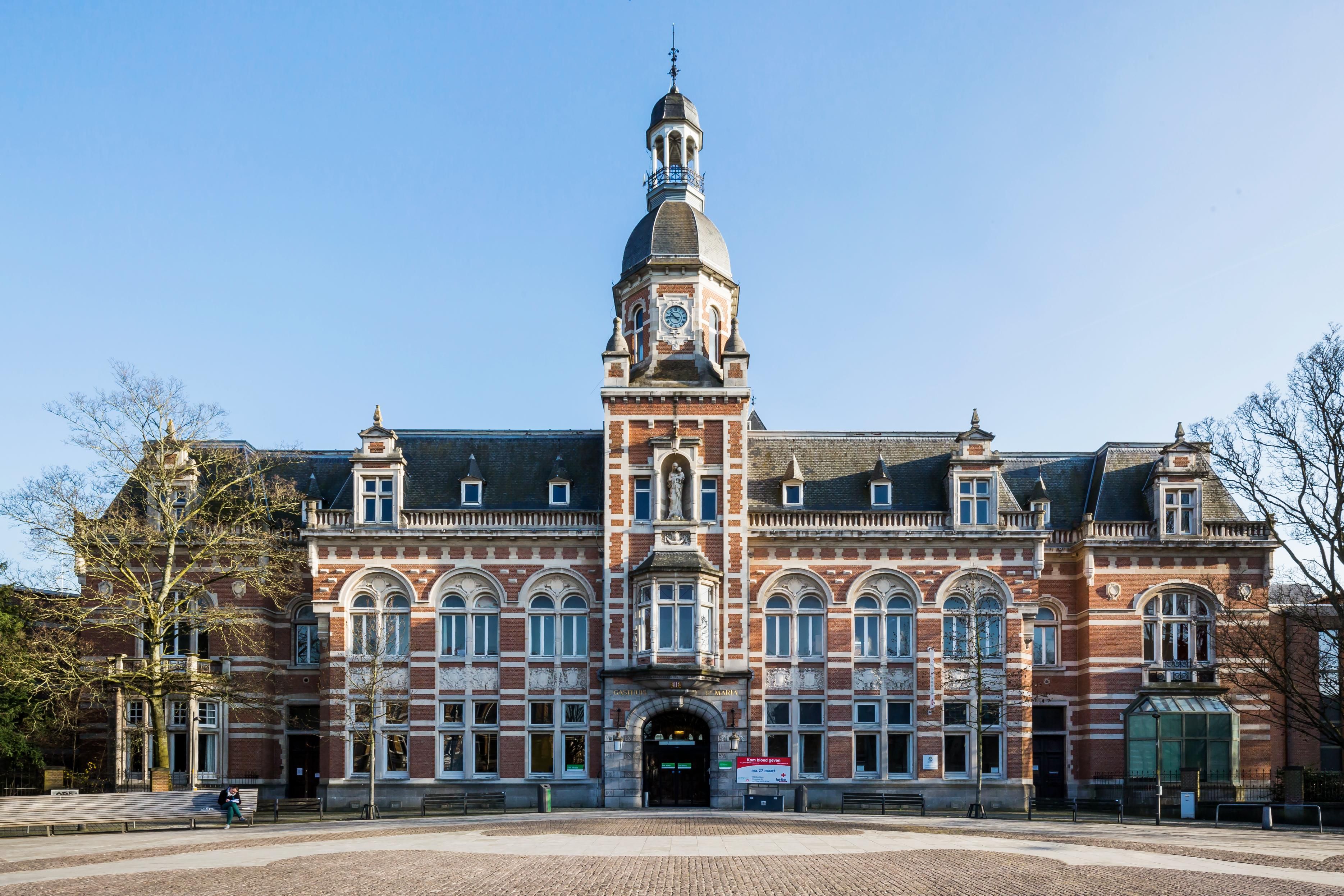 Het gebouw volledig in beeld.