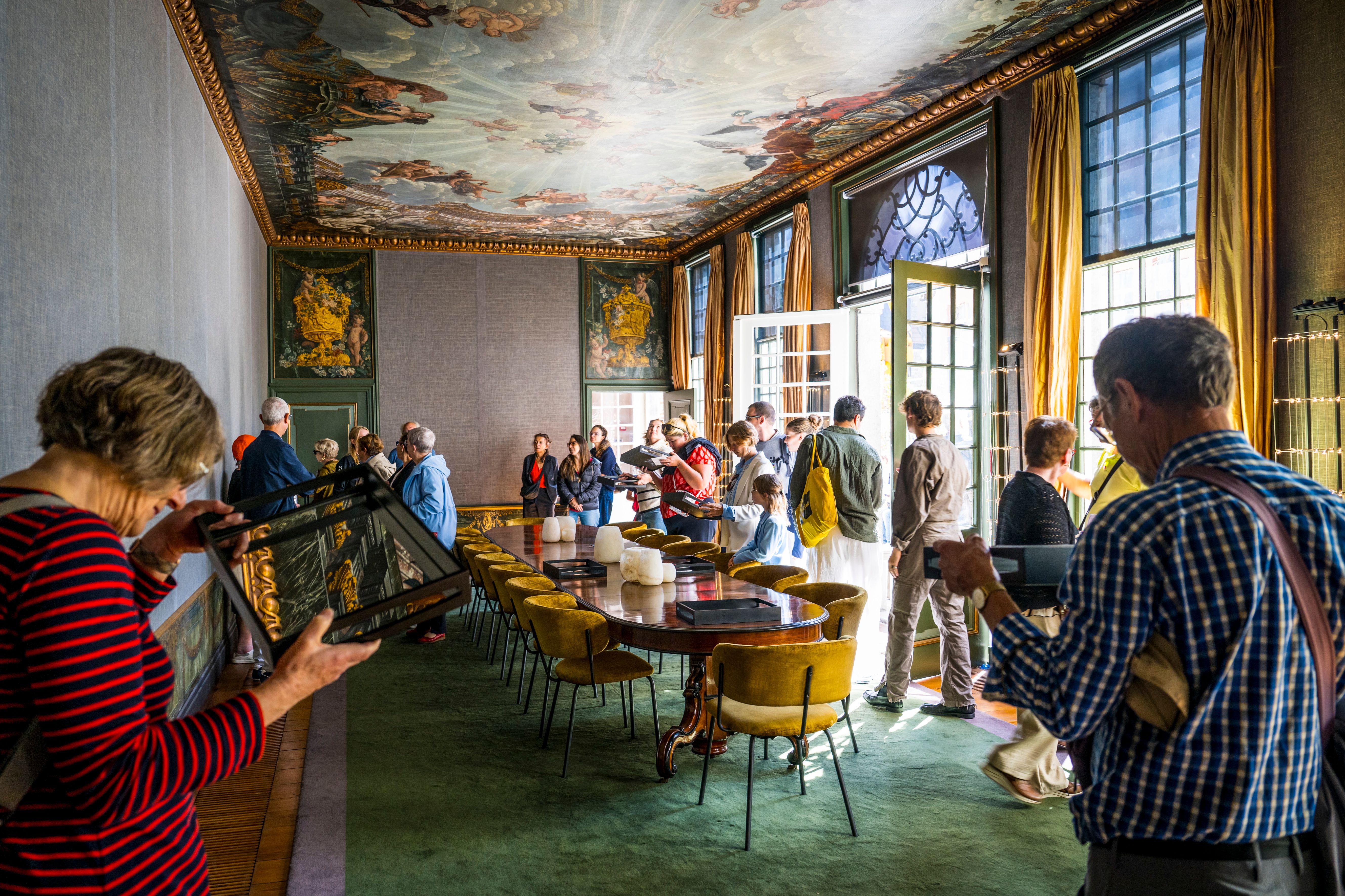 Bezoekers krijgen een rondleiding in de Hofkamer tijdens Open Monumentendag