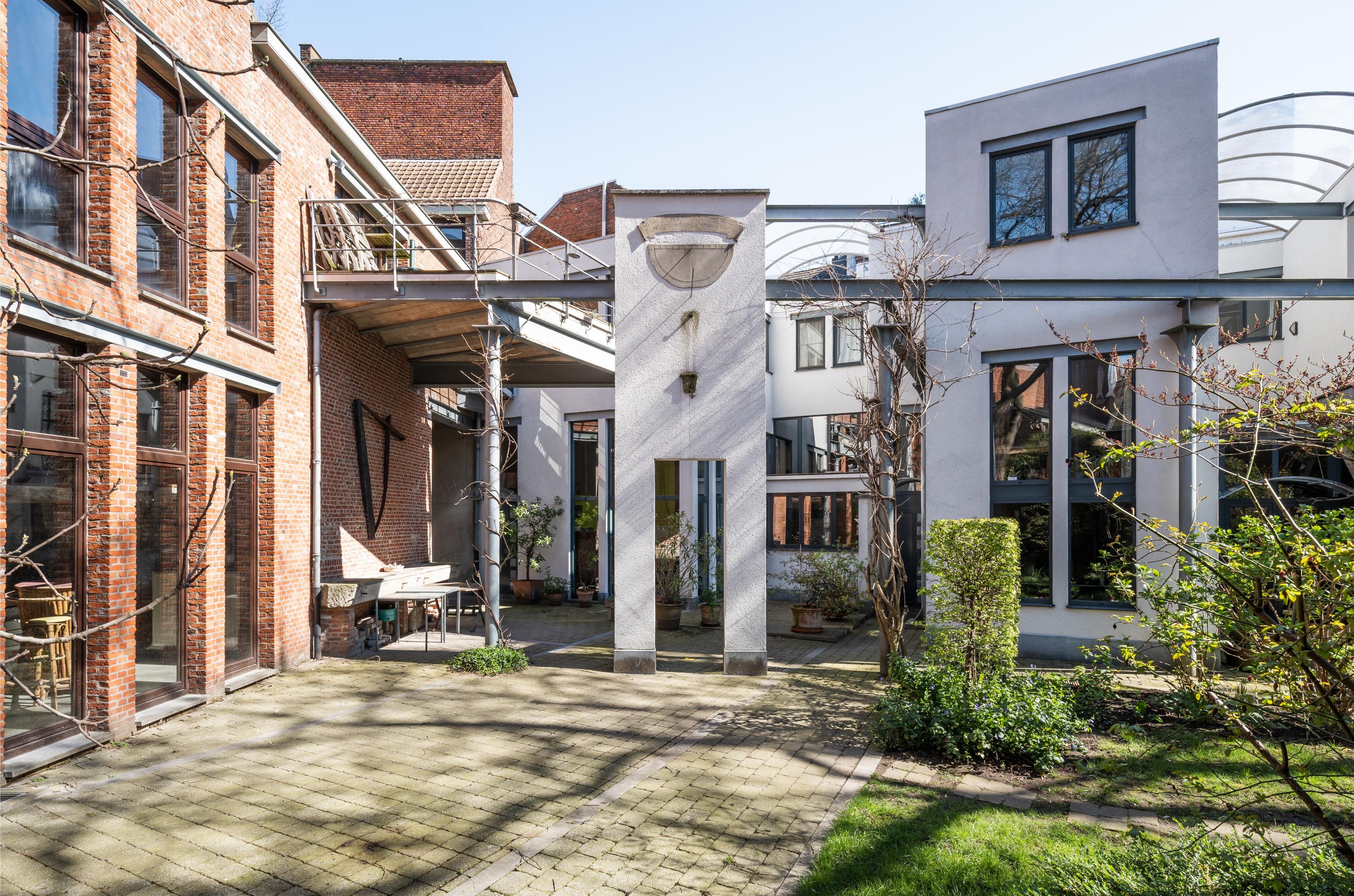De tuin met zicht op de achterkant van het huis.