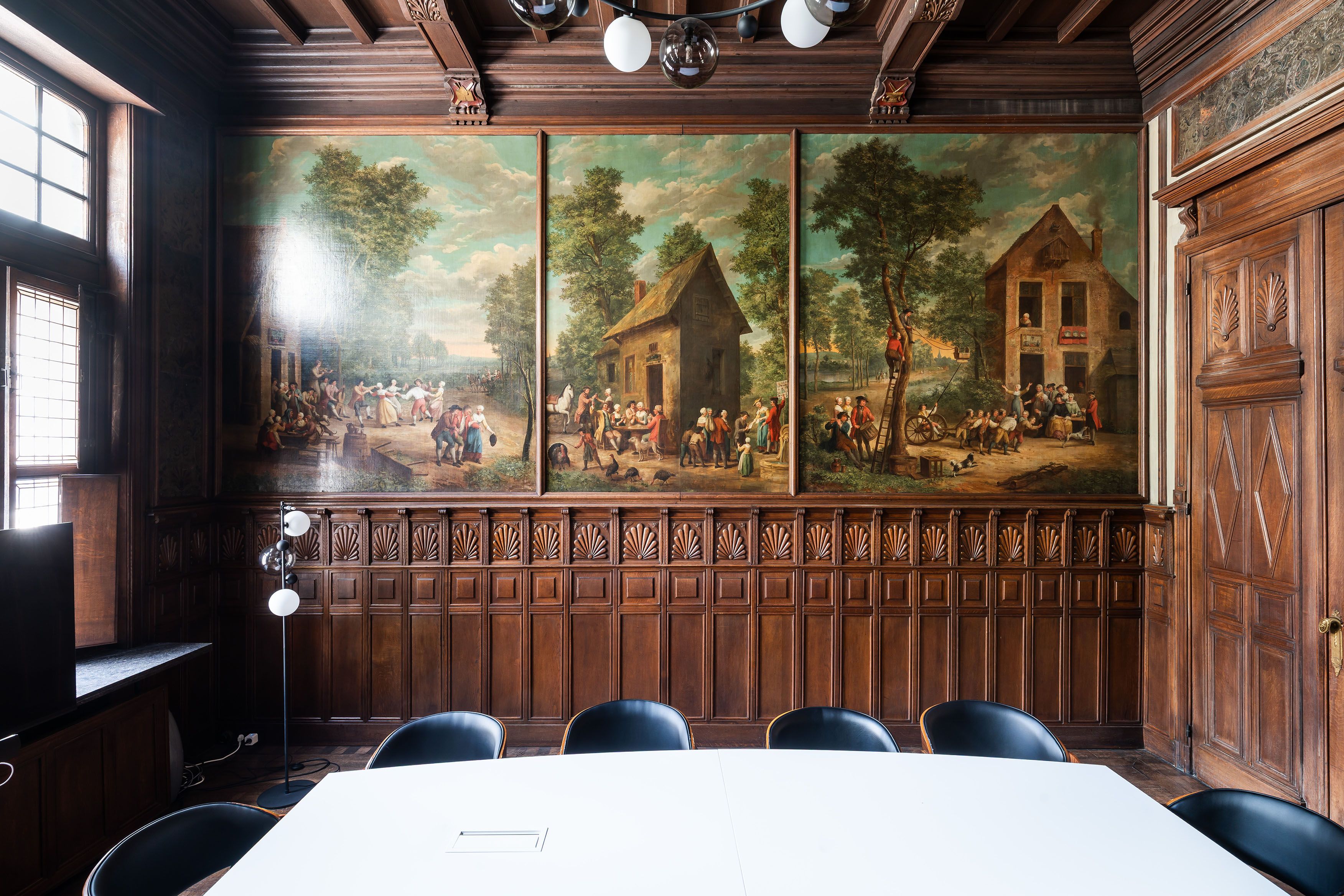 Muur met houten wandpanelen en een landelijke muurschildering.