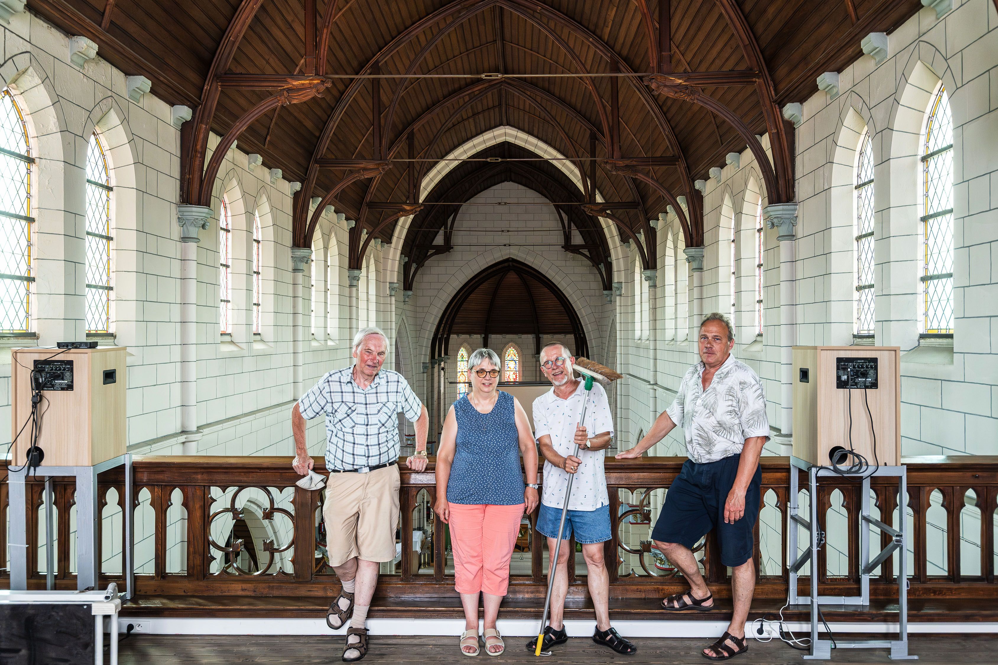 Vrijwilligers poseren op het balkon van de Sint-Jozefkerk.