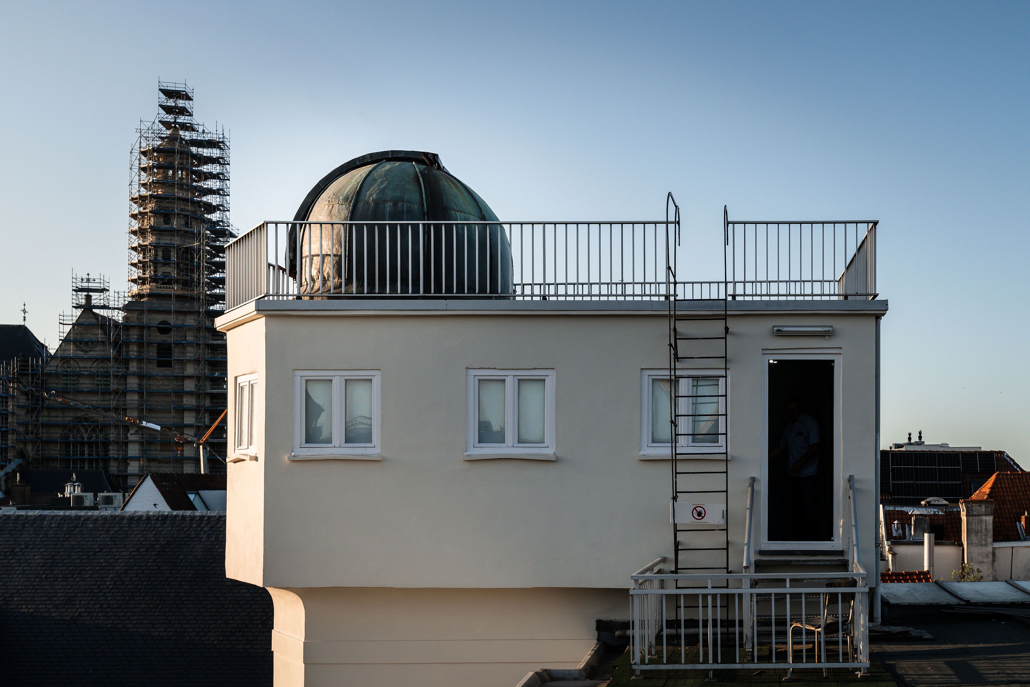 Gebouw met observatoriumkoepel in vooraanzicht.