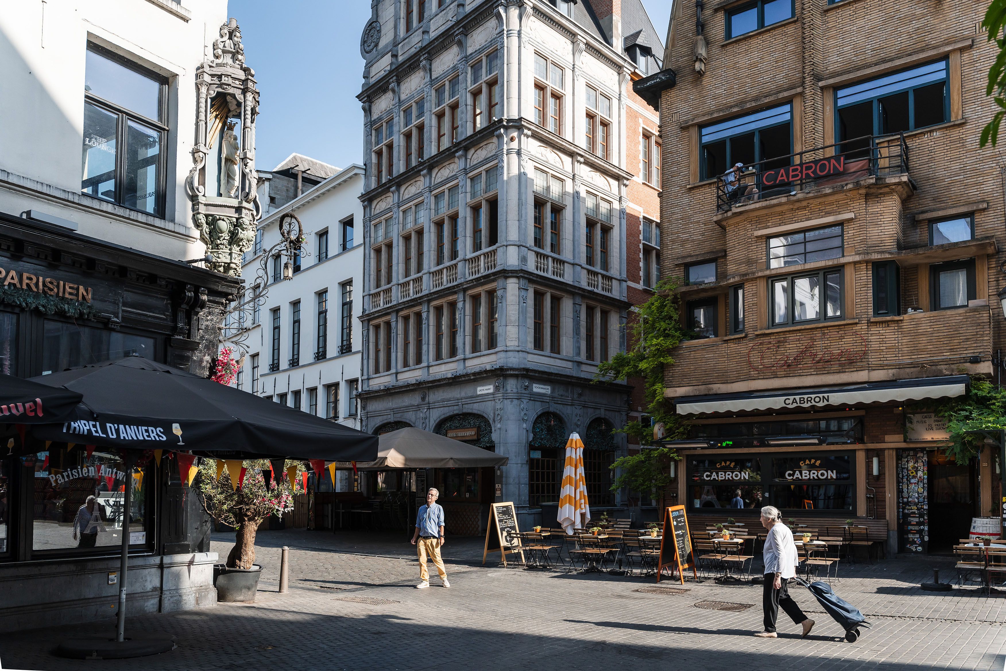 Madonnabeeld tegen het pand op de hoek van de Torfbrug en de Grote Markt. De witgeschilderde madonna met kind is een weelderig uitgewerkt baldakijn geplaatst. Onderaan is een smeedijzeren lantaarn aangebracht.