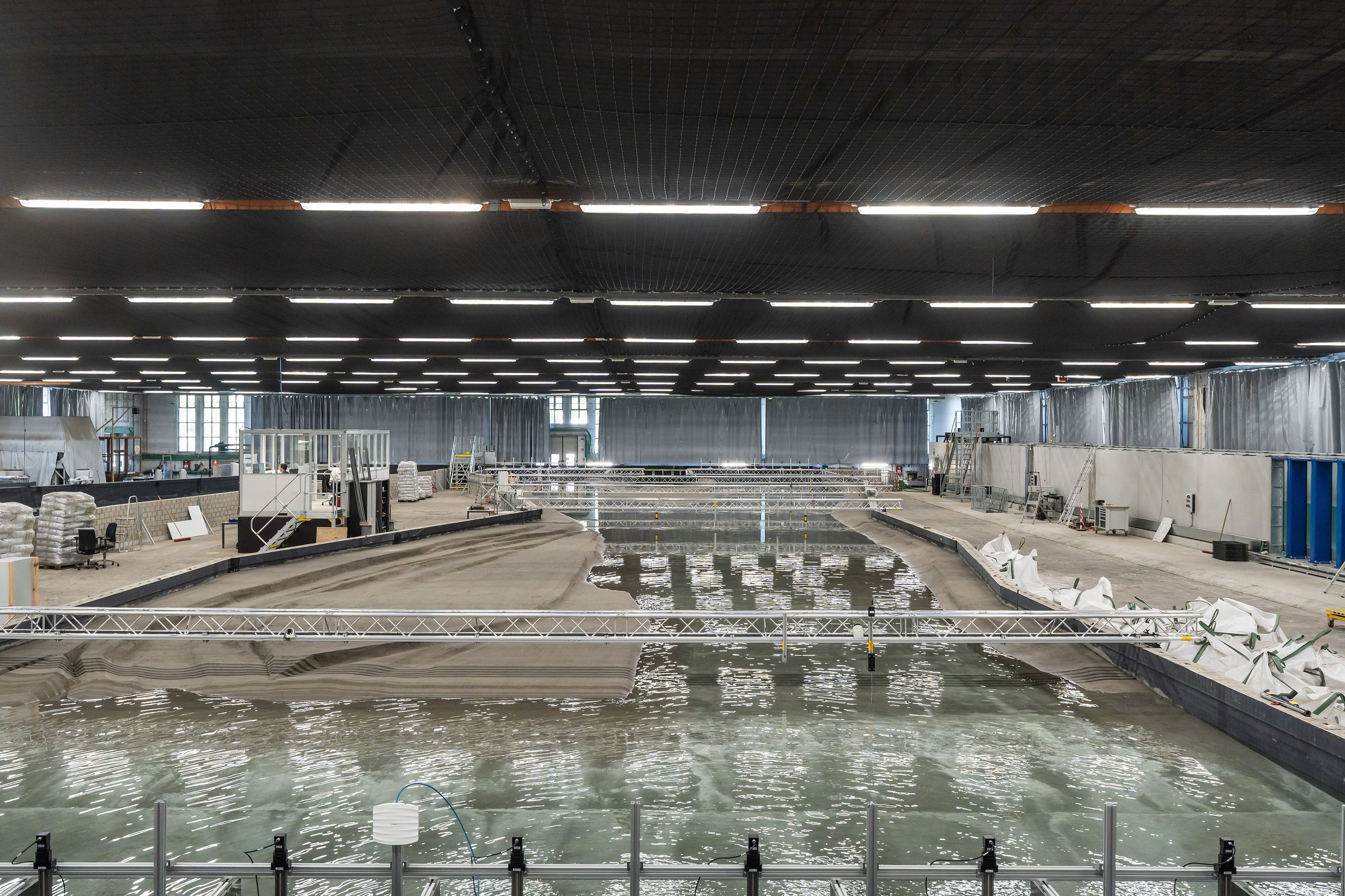 Een blik in het gebouw met een grote waterpartij voor onderzoek.