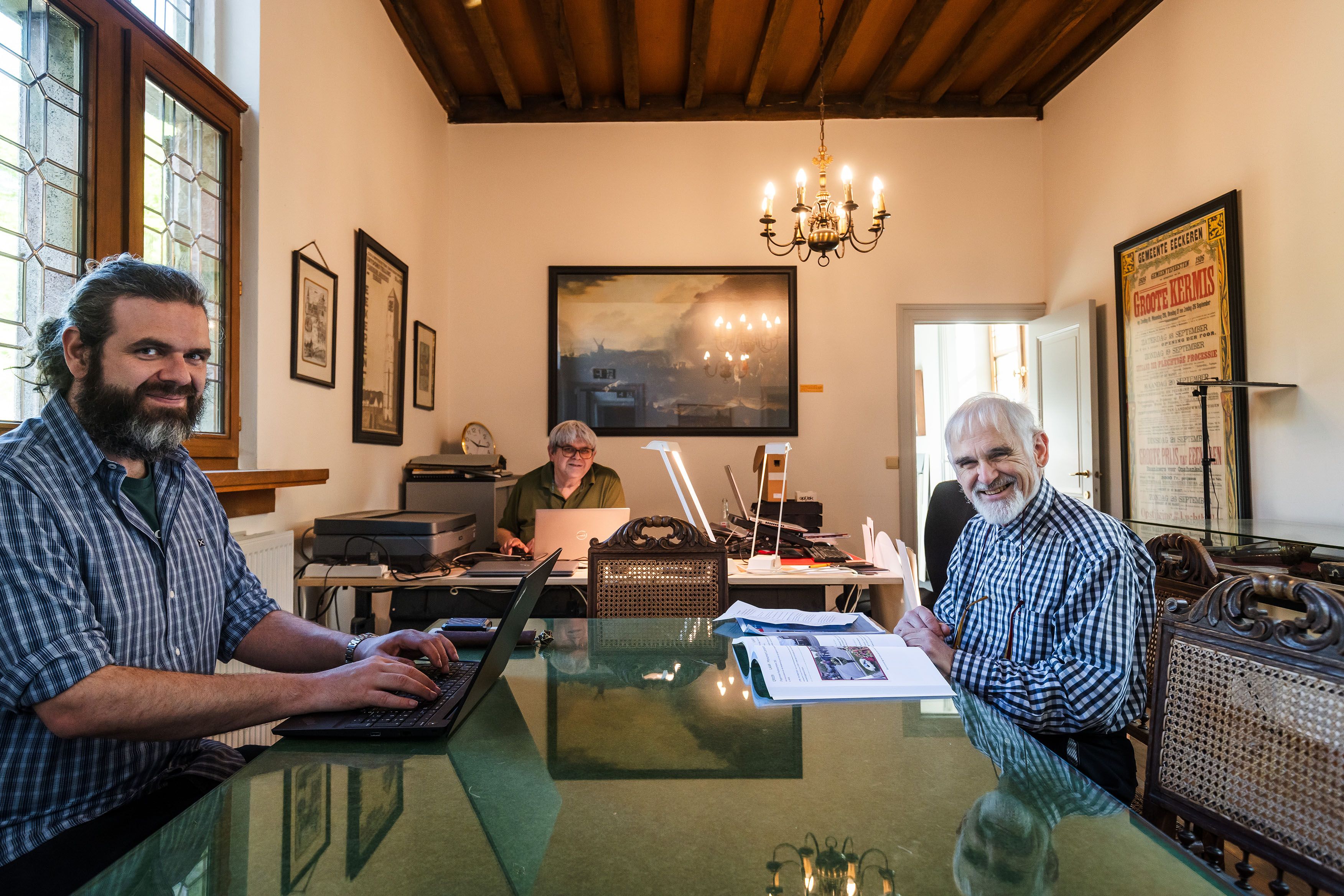 Vrijwilligers aan het werk in het Documentatiecentrum Antwerpse Noorderpolders.