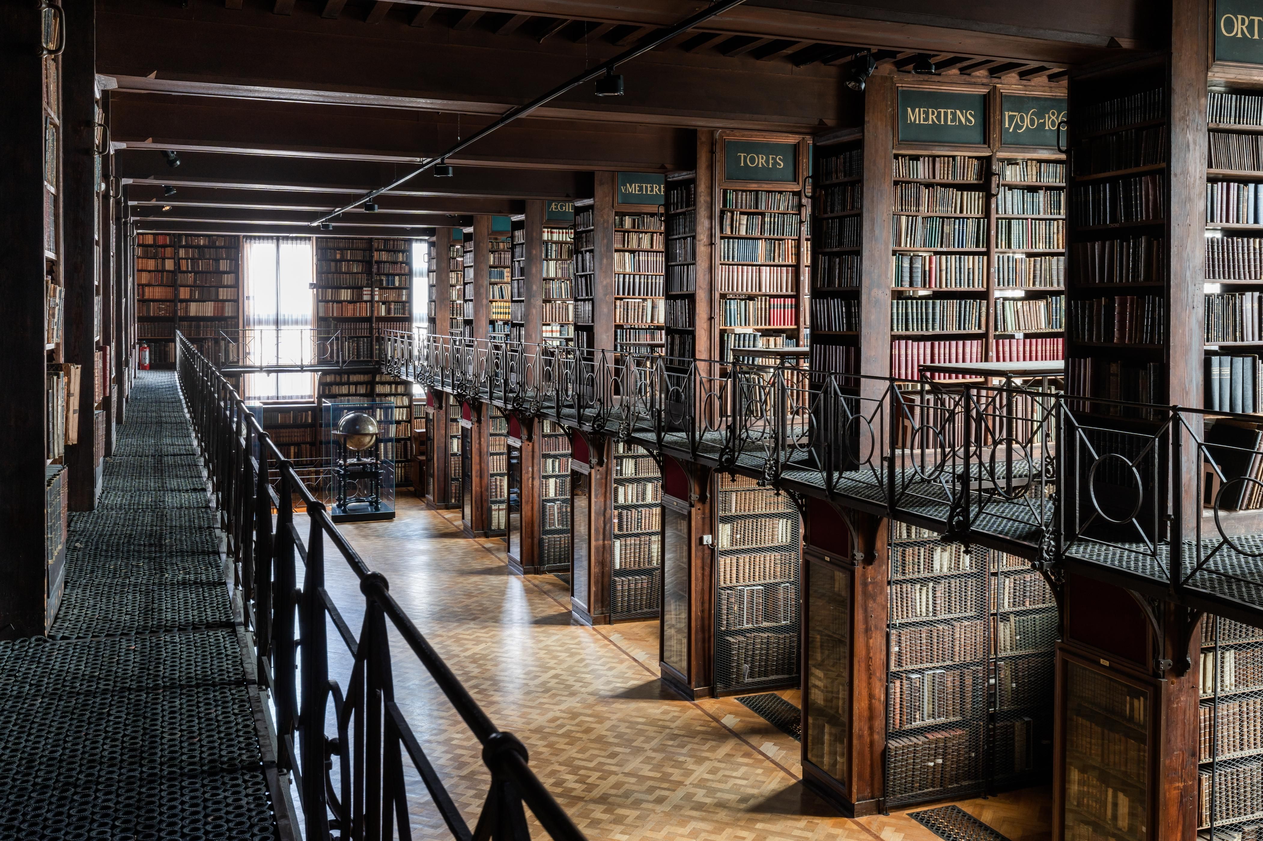 De Nottebohmzaal gezien van het eerste verdiep met balustrade. Uitzicht over de gigantische boekenkasten.