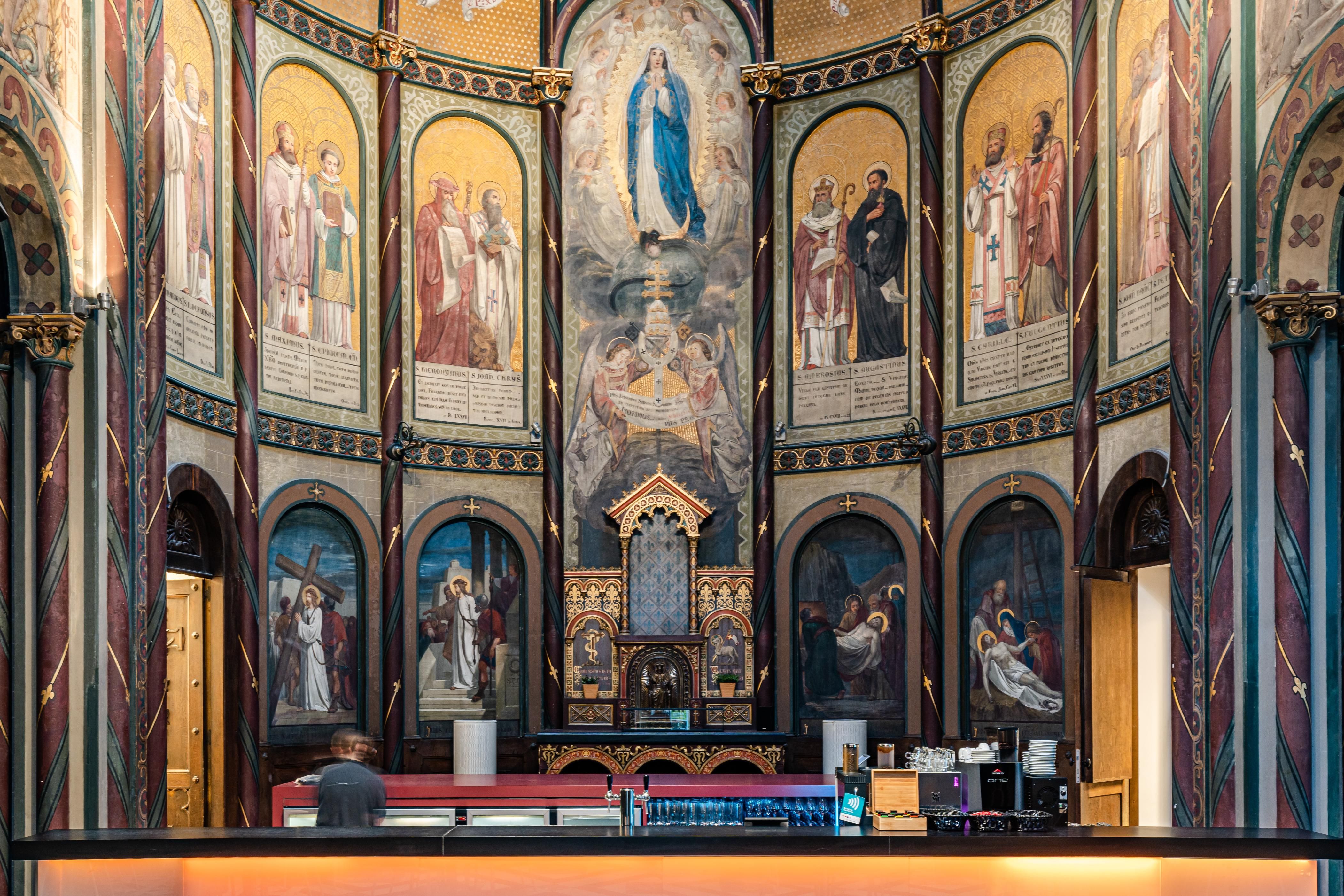 Detailbeeld van religieuze muurschilderingen en altaar