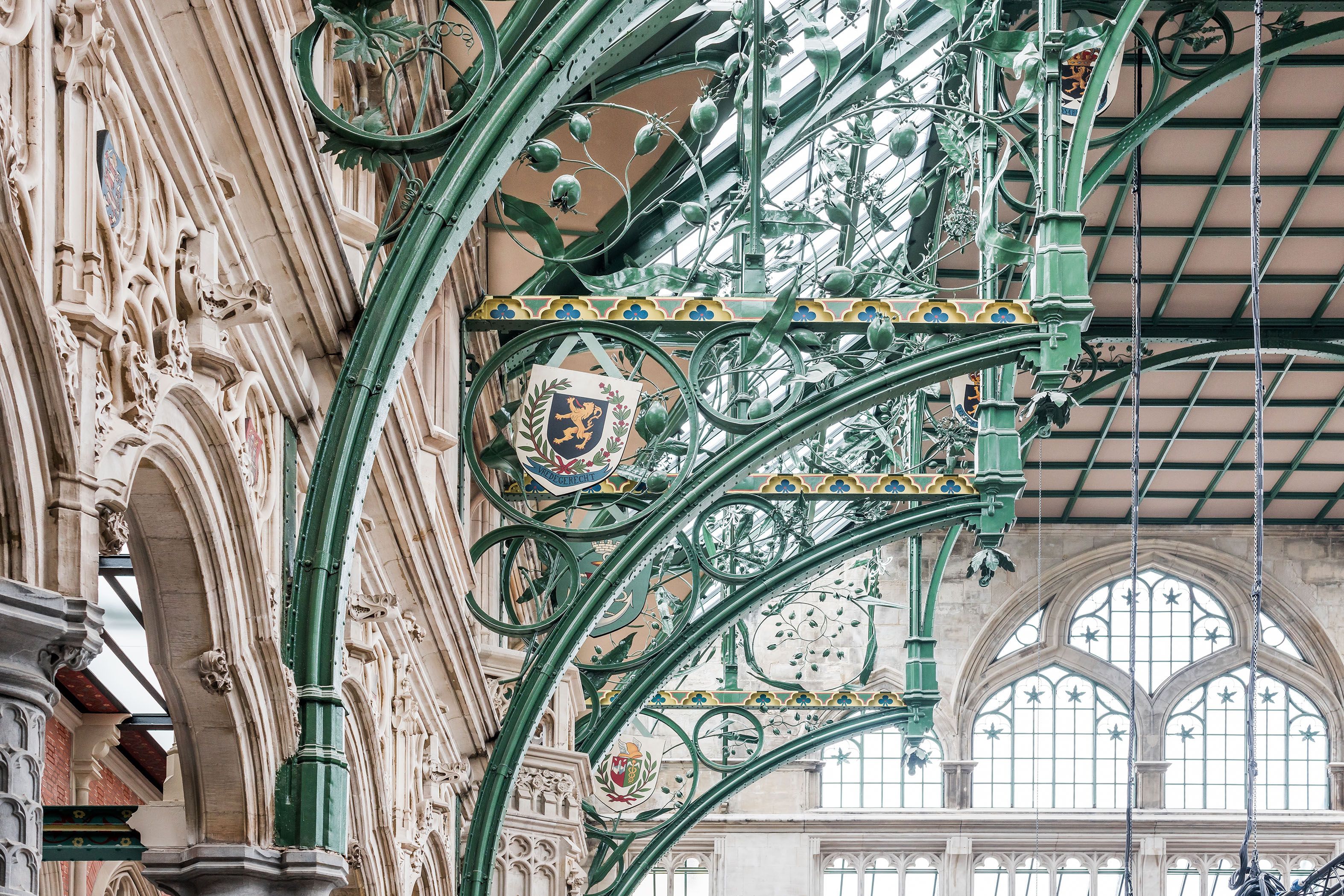 Detail van groen staalwerk in de Handelsbeurs