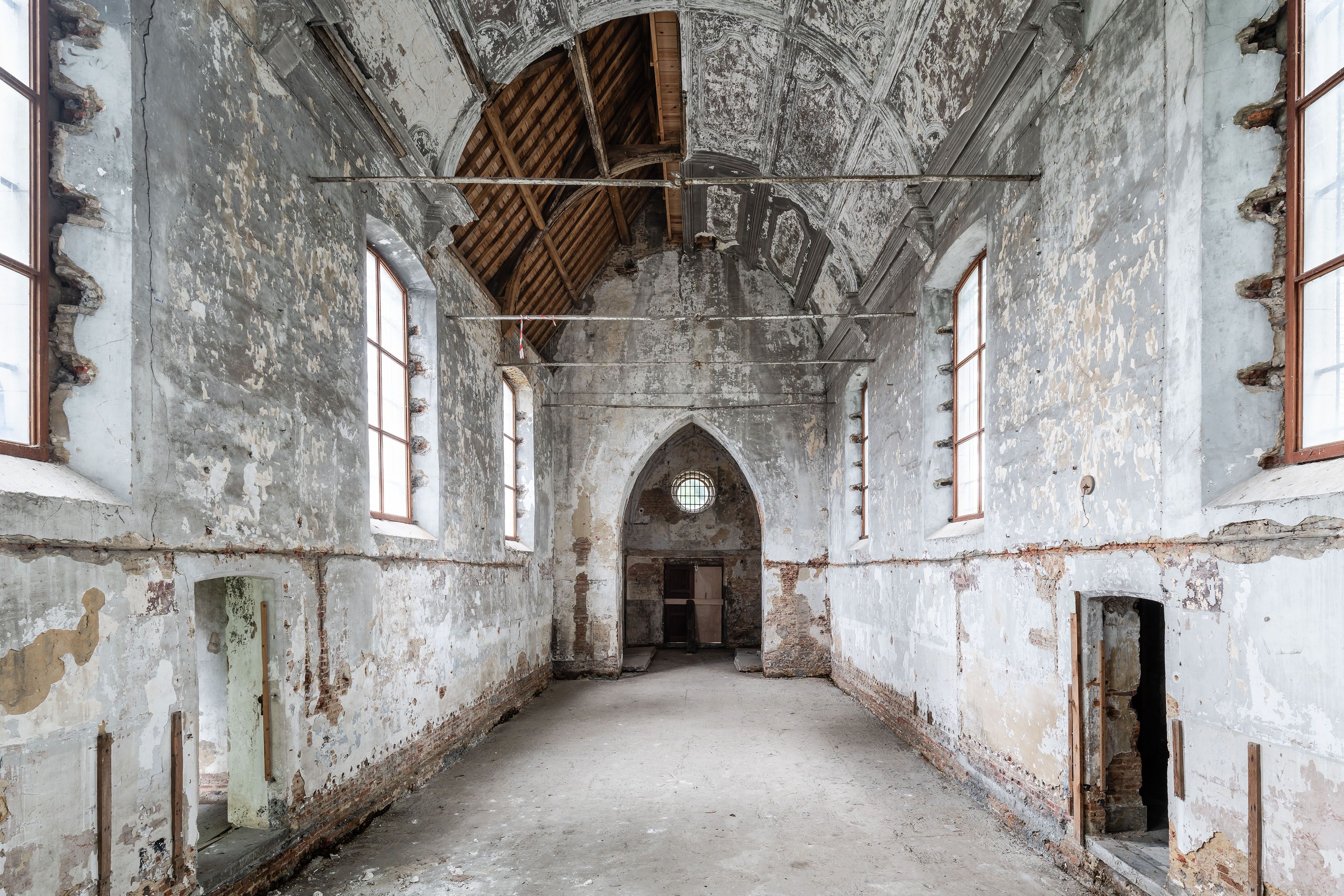 Interieur leegstaande kerk