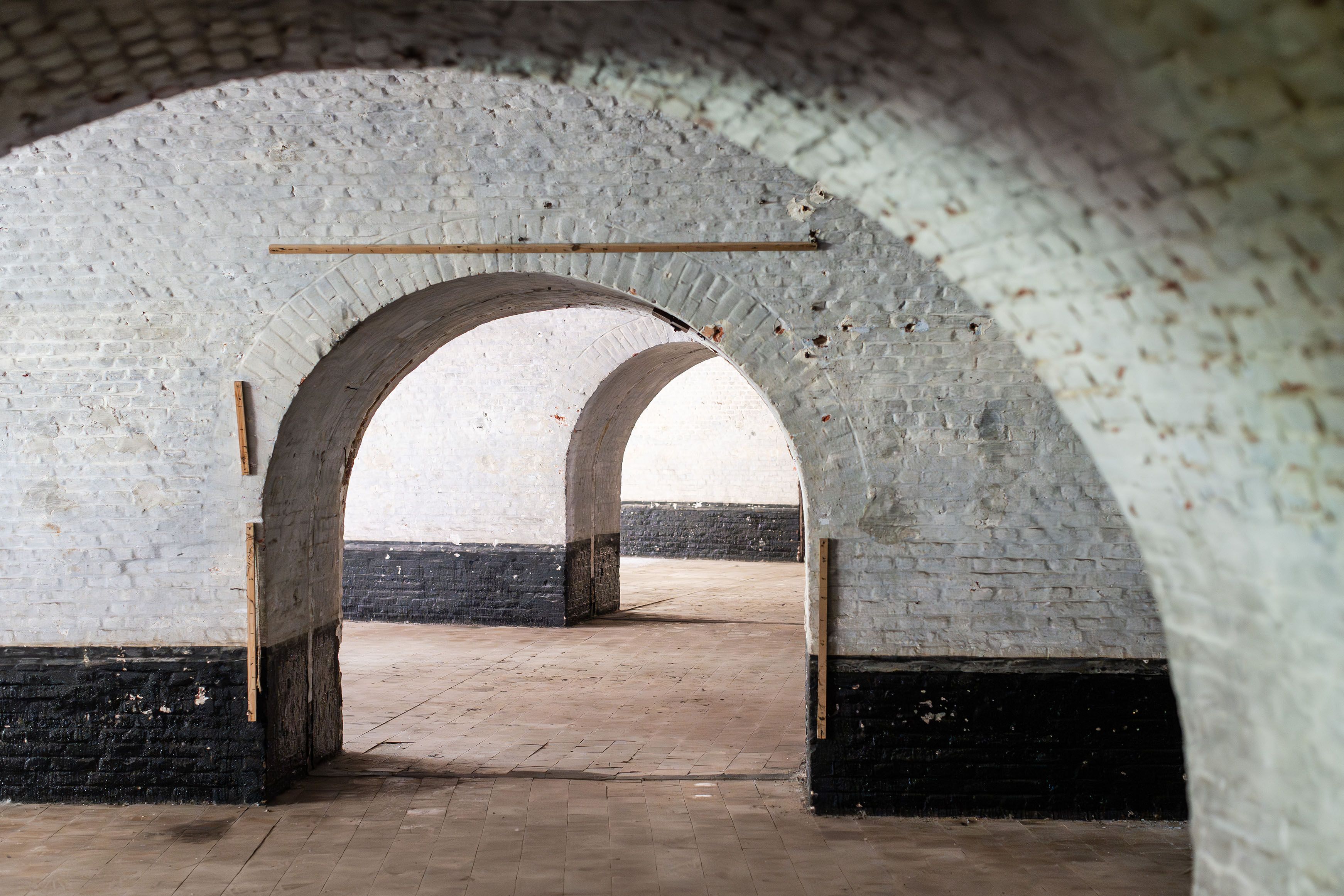Wit geschilderde gang in fort 8.