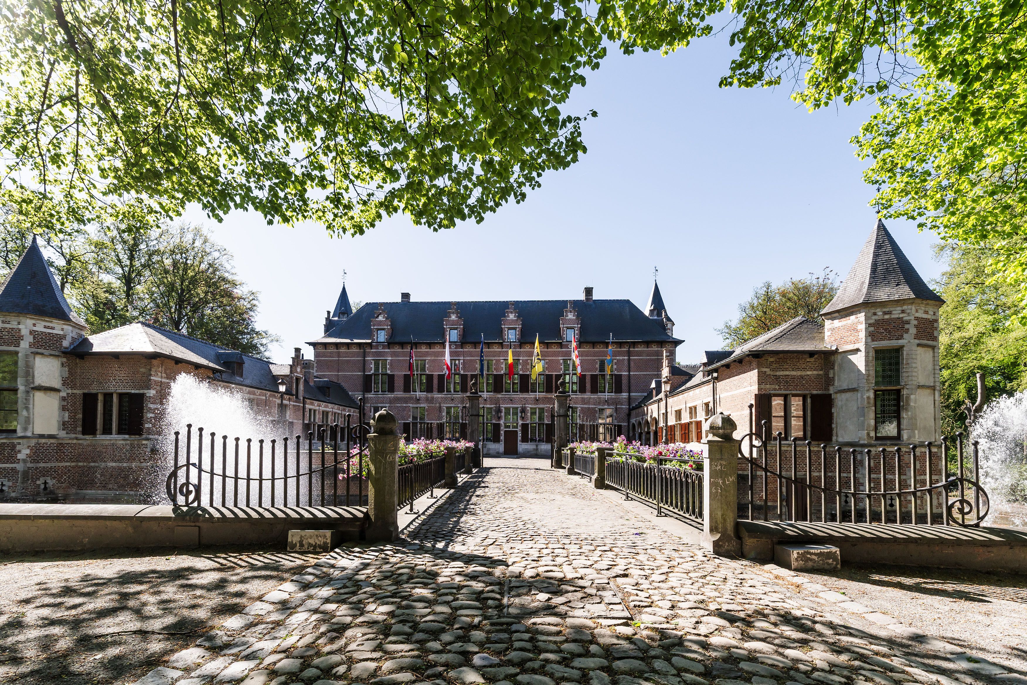 Zicht op het kasteel vanaf de poort.