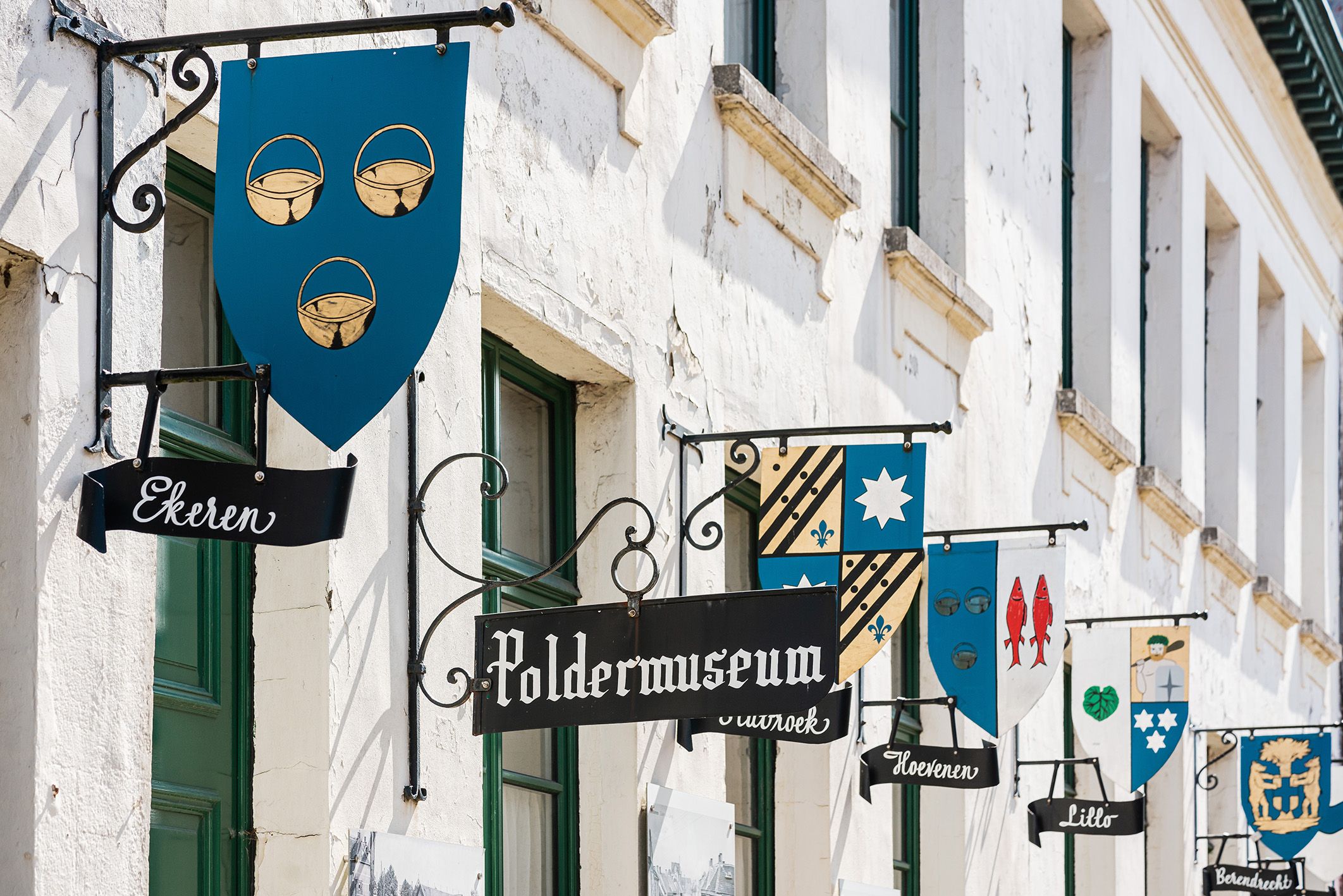 Schilden aan de geven van het Poldermuseum.