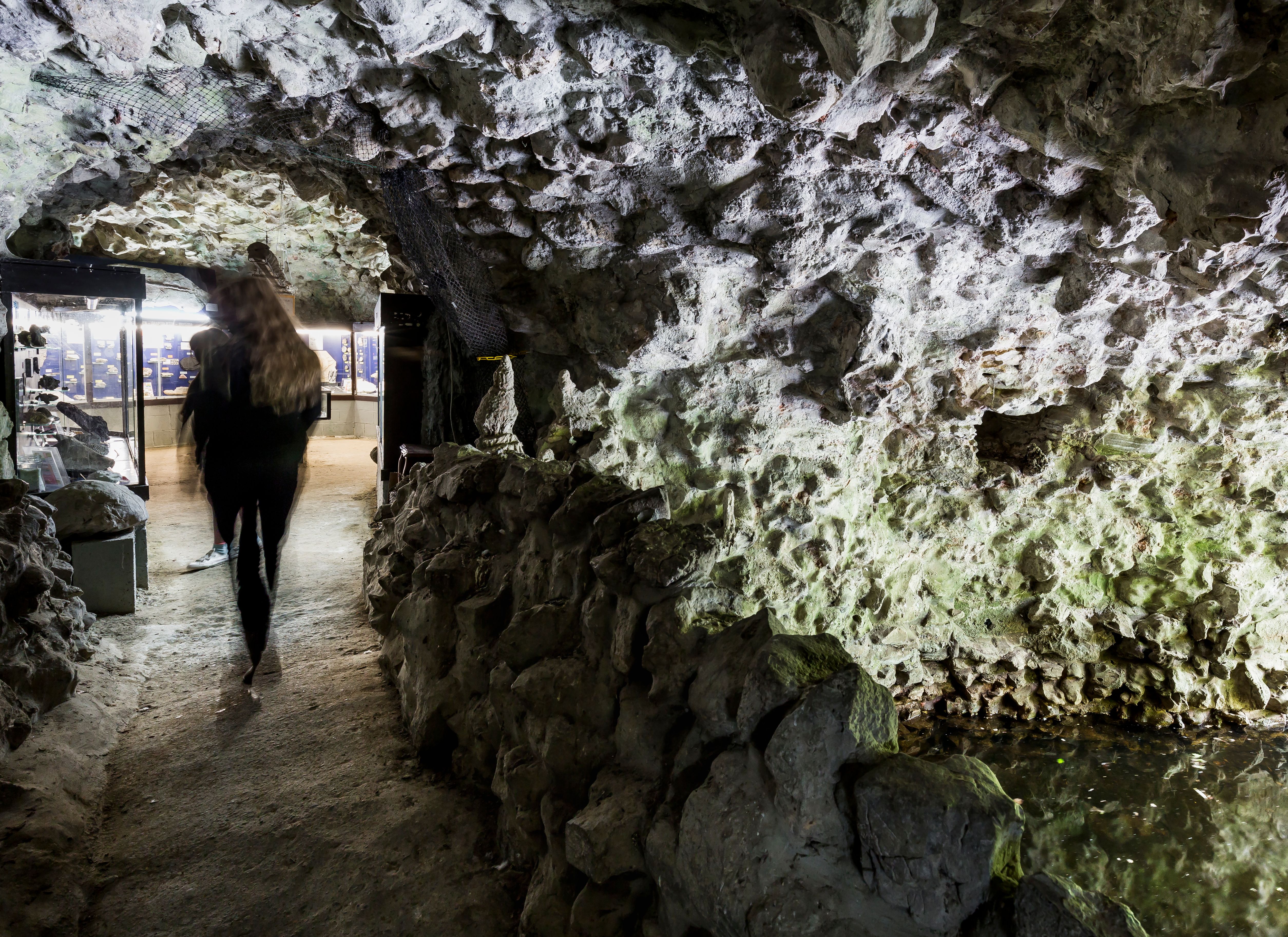 Een bezoeker wandelt door één van de gangen van de kunstmatige grot waarin het natuurhistorisch museum is gevestigd.