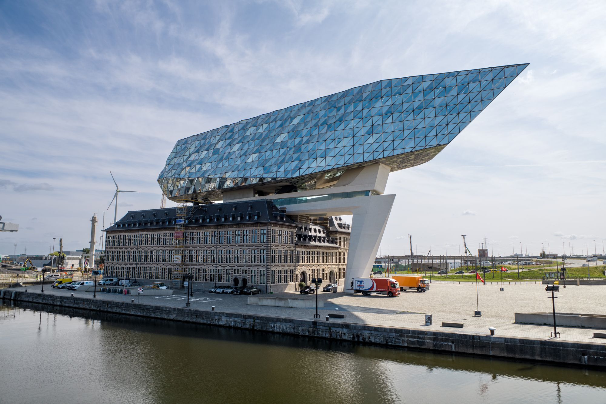 Het Havenhuis, gezien vanop het water.