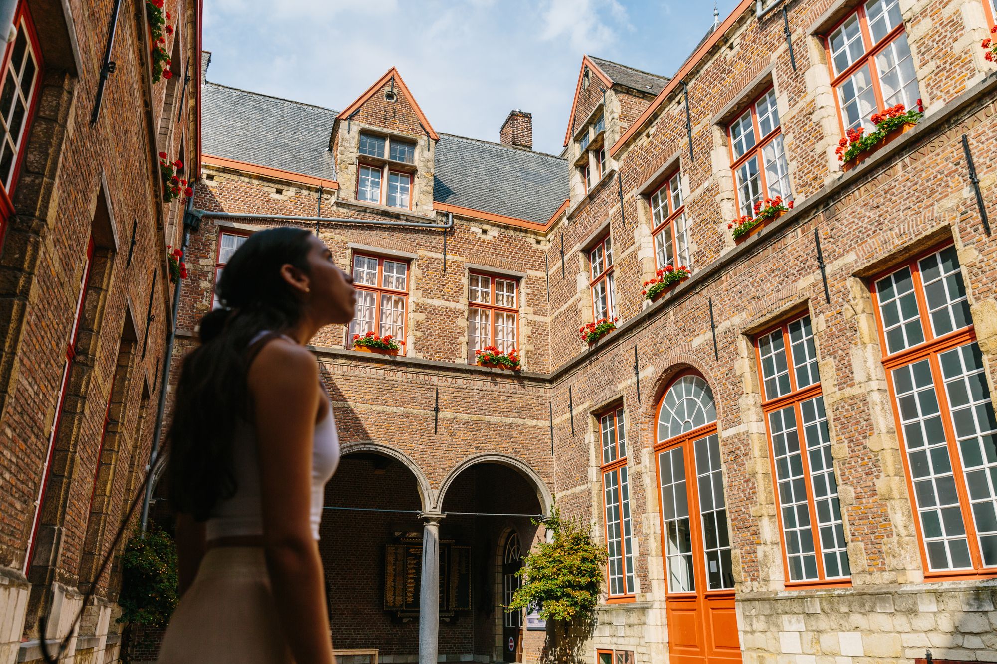 Meisje kijkt omhoog op het binnenplein van het Maagdenhuis