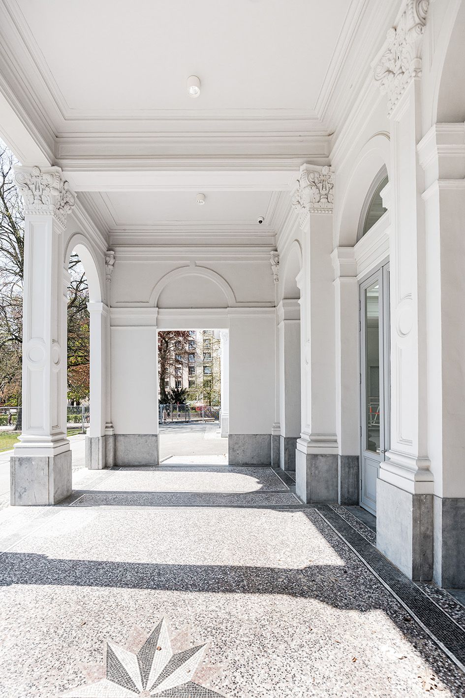 De galerij van Harmonie, met een ster ingelegd in de vloer.