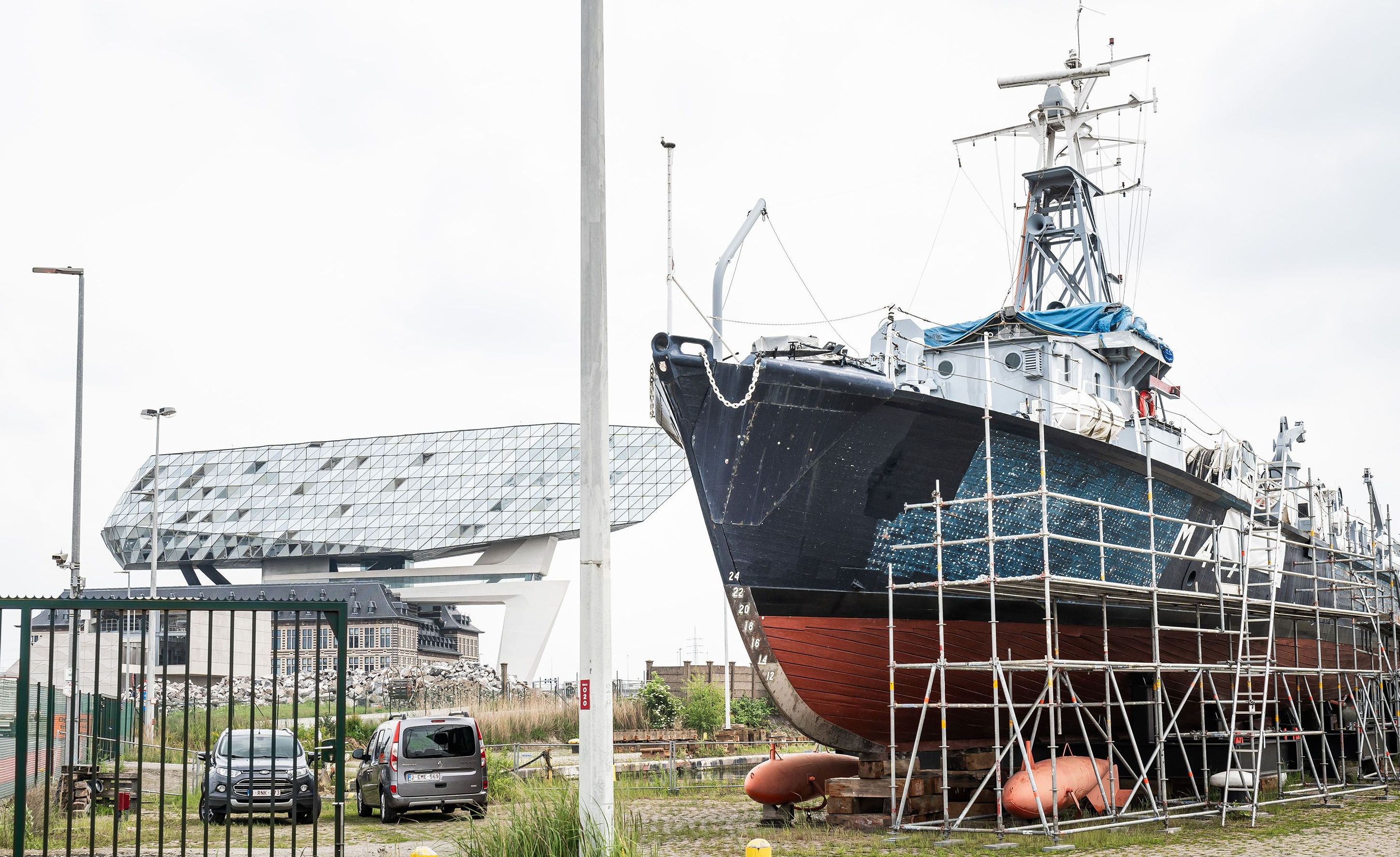 Schip in de stellingen en Havenhuis op de achtergrond