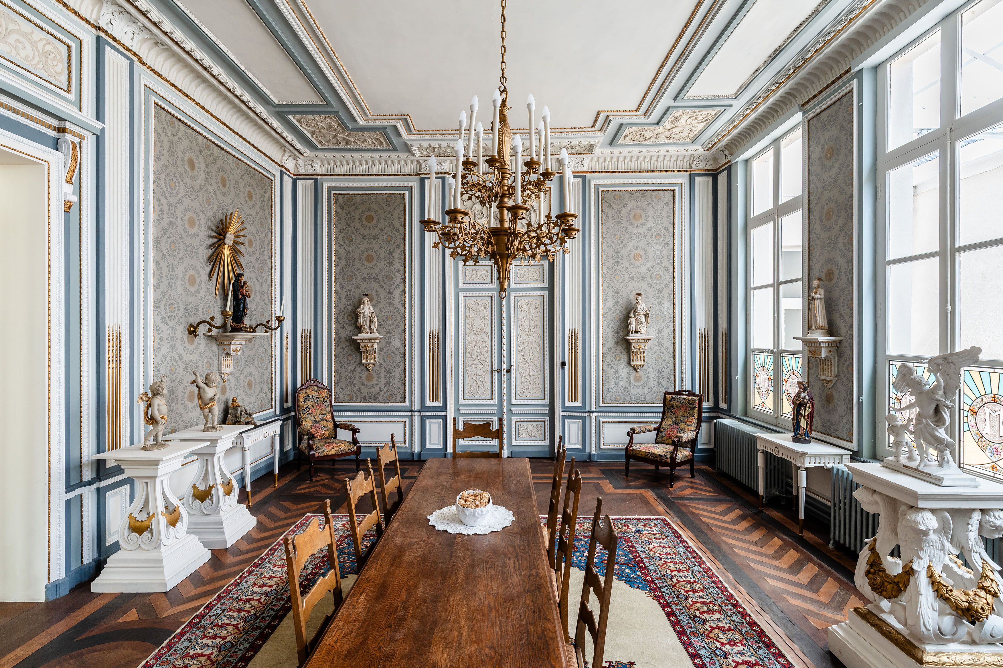 Eetruimte of salon in laat-rococostijl met gouden luster.