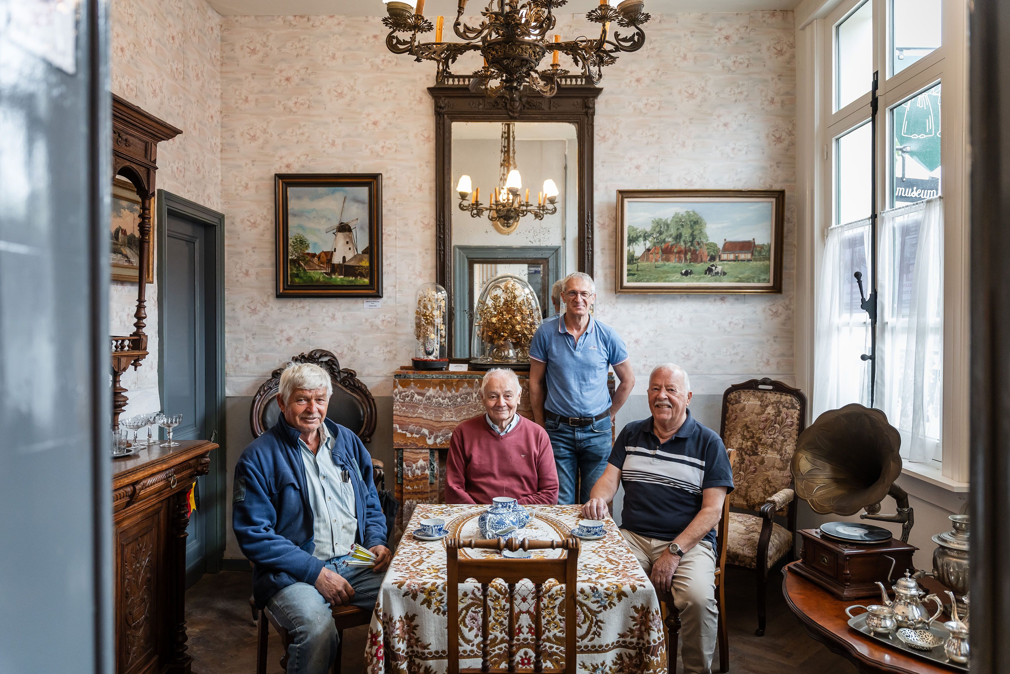 Vrijwilligers poseren in het Poldermuseum.