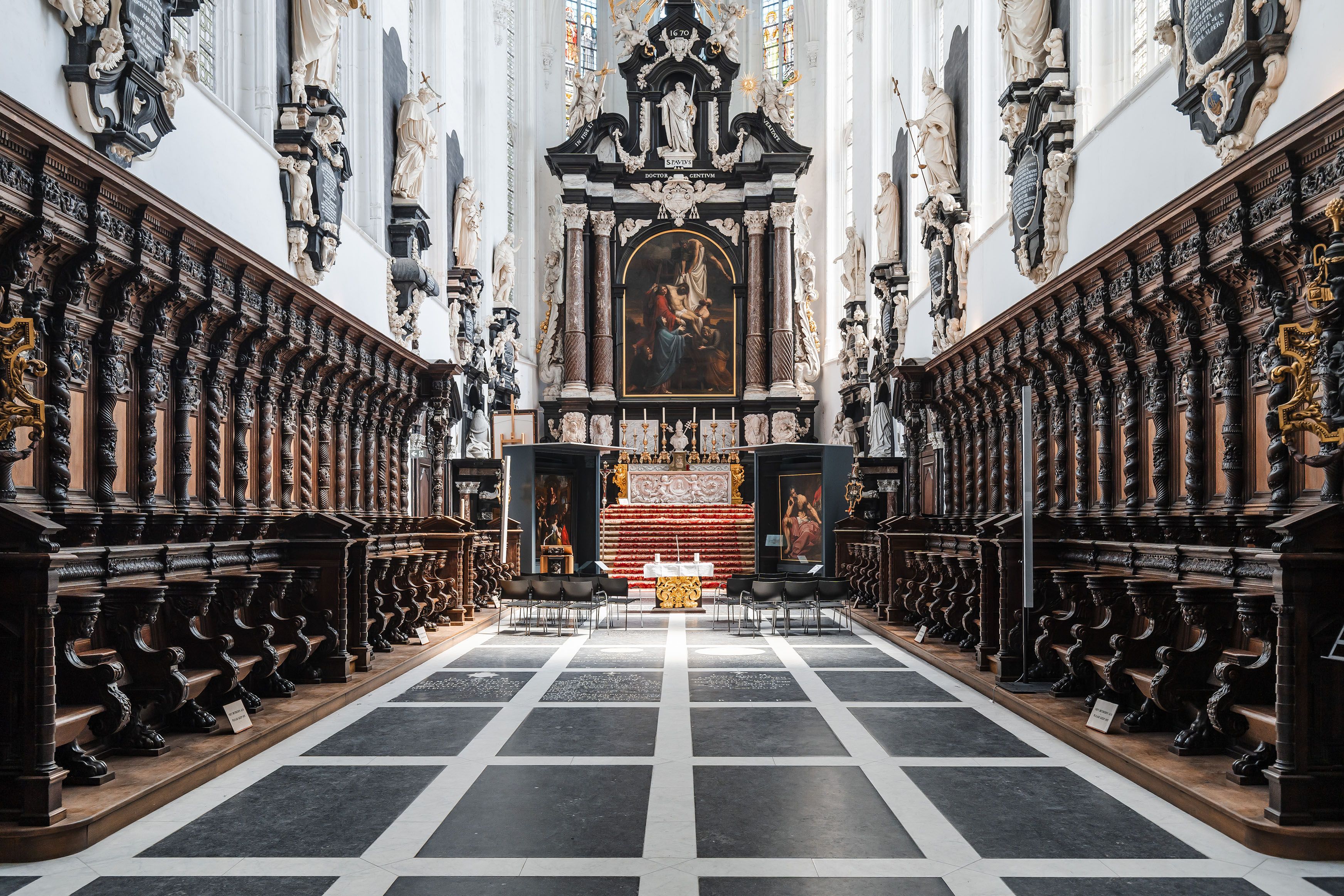 Zicht op het altaar van de Sint-Pauluskerk