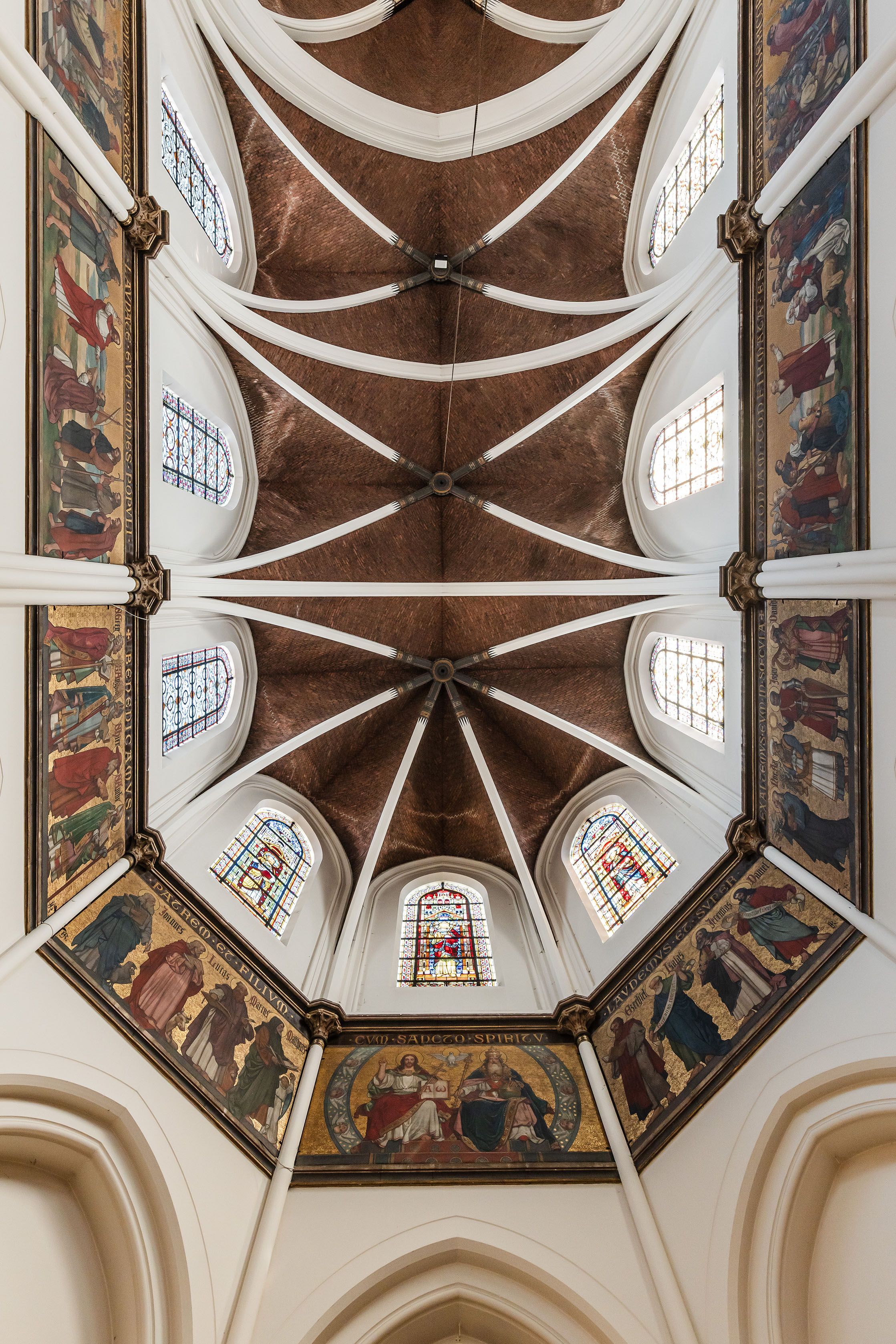 Plafond van de Sint-Norbertuskerk met gewelven en muurschilderingen.