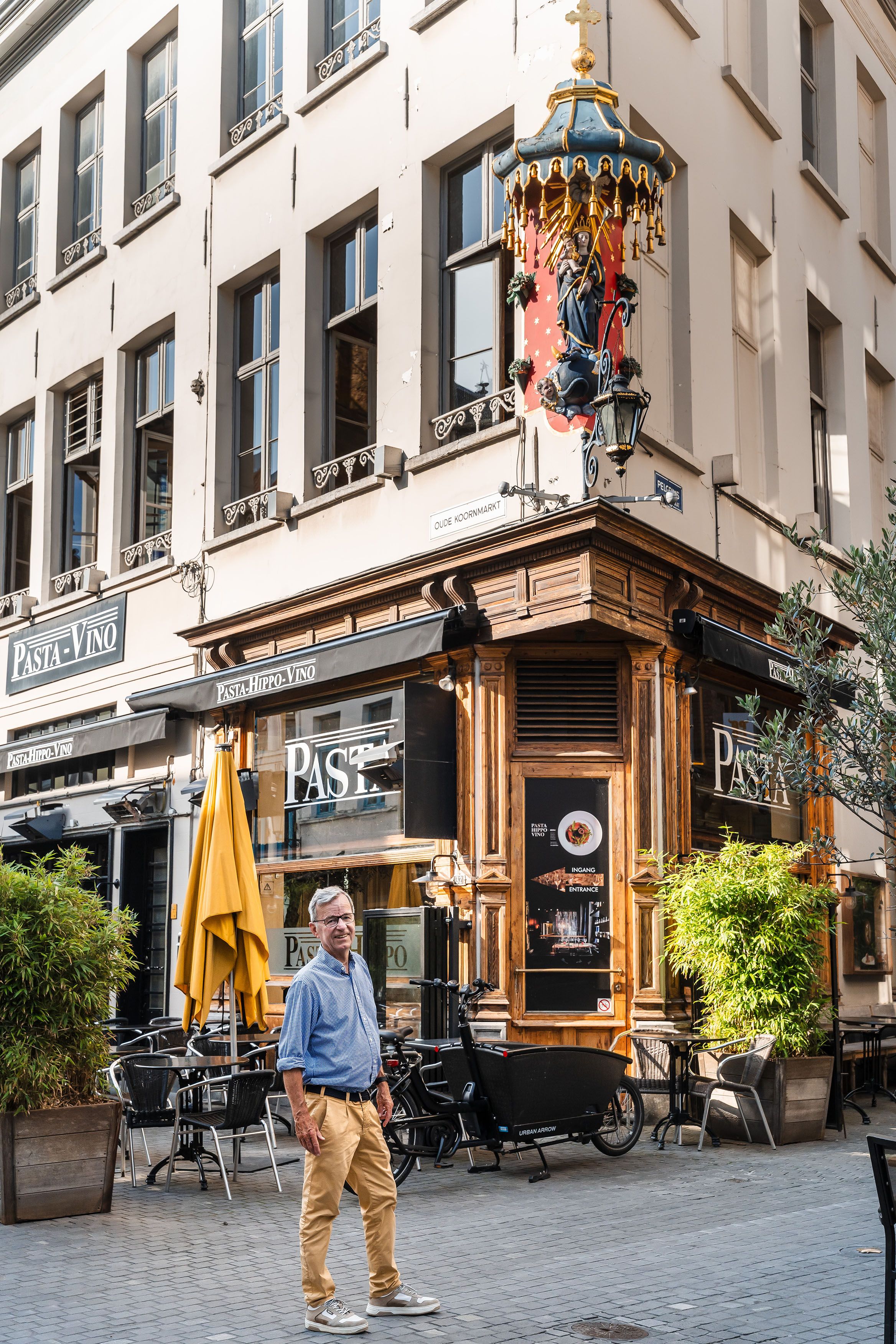 Madonnabeeld op de hoek van de Oude Koornmarkt en de Pelgrimstraat. Maria staat op een wereldbol. Het kind op haar rechterarm heeft een een rijksappel in de hand. In haar linkerhand heeft de madonna een scepter. Het beeld is aangebracht onder een weelderig uitgewerkt baldakijn. Onderaan is een lantaarn aangebracht.