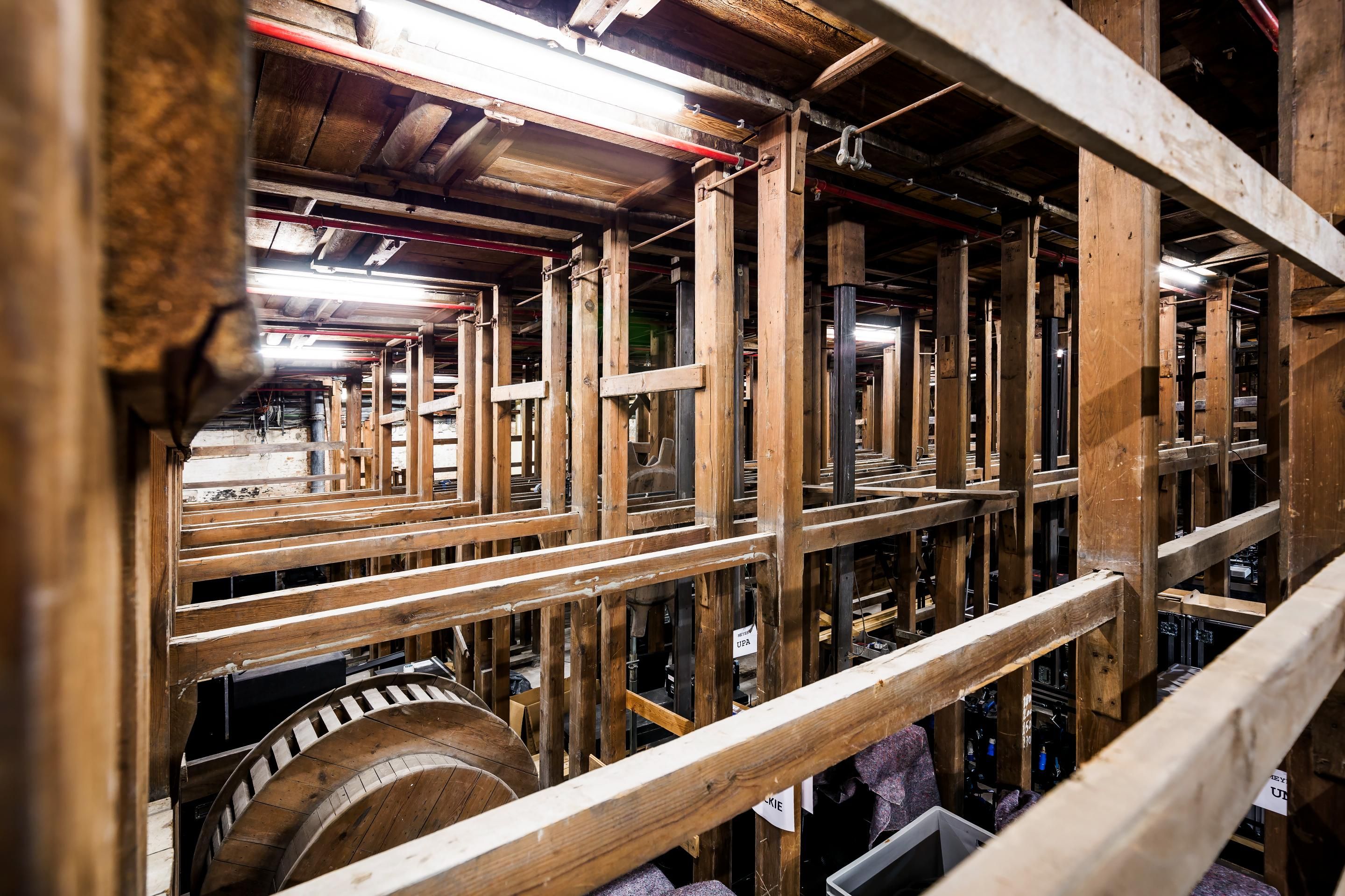 Houten constructie met balken en katrollen van oorspronkelijke houten theatermachinerie uit 1834