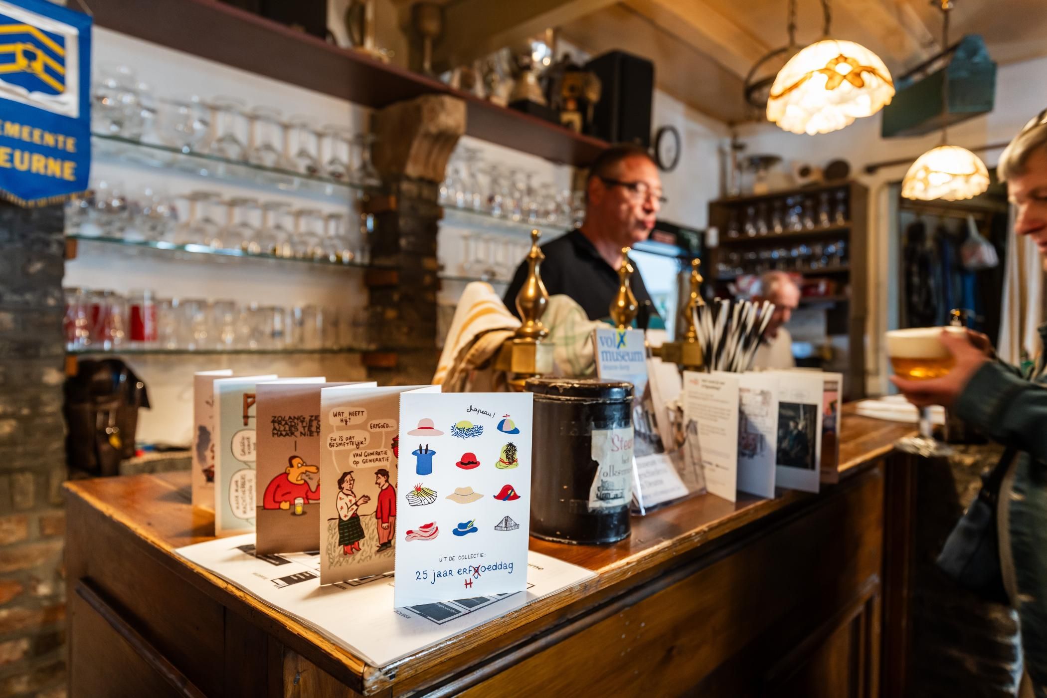 Een vrijwilliger achter de bar.
