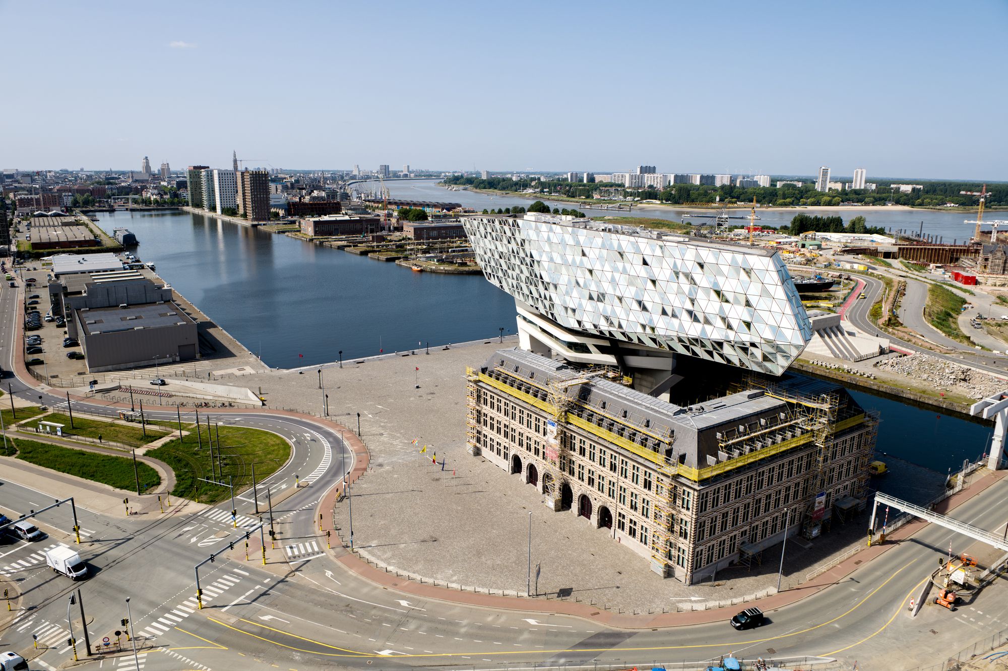 Luchtbeeld van achter het Havenhuis, met zicht op het dok ervoor.