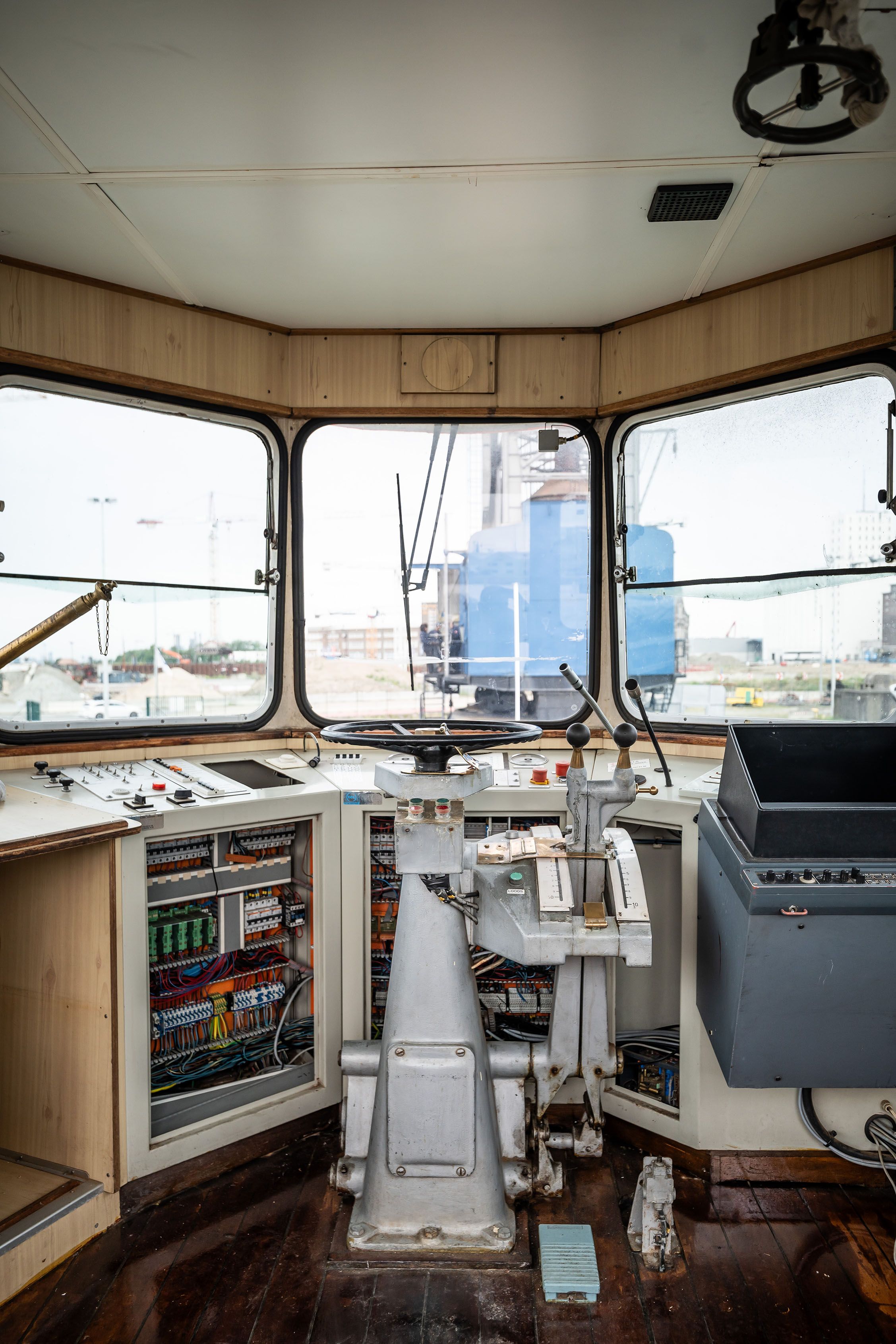 De stuurhut van de stadssleepboot