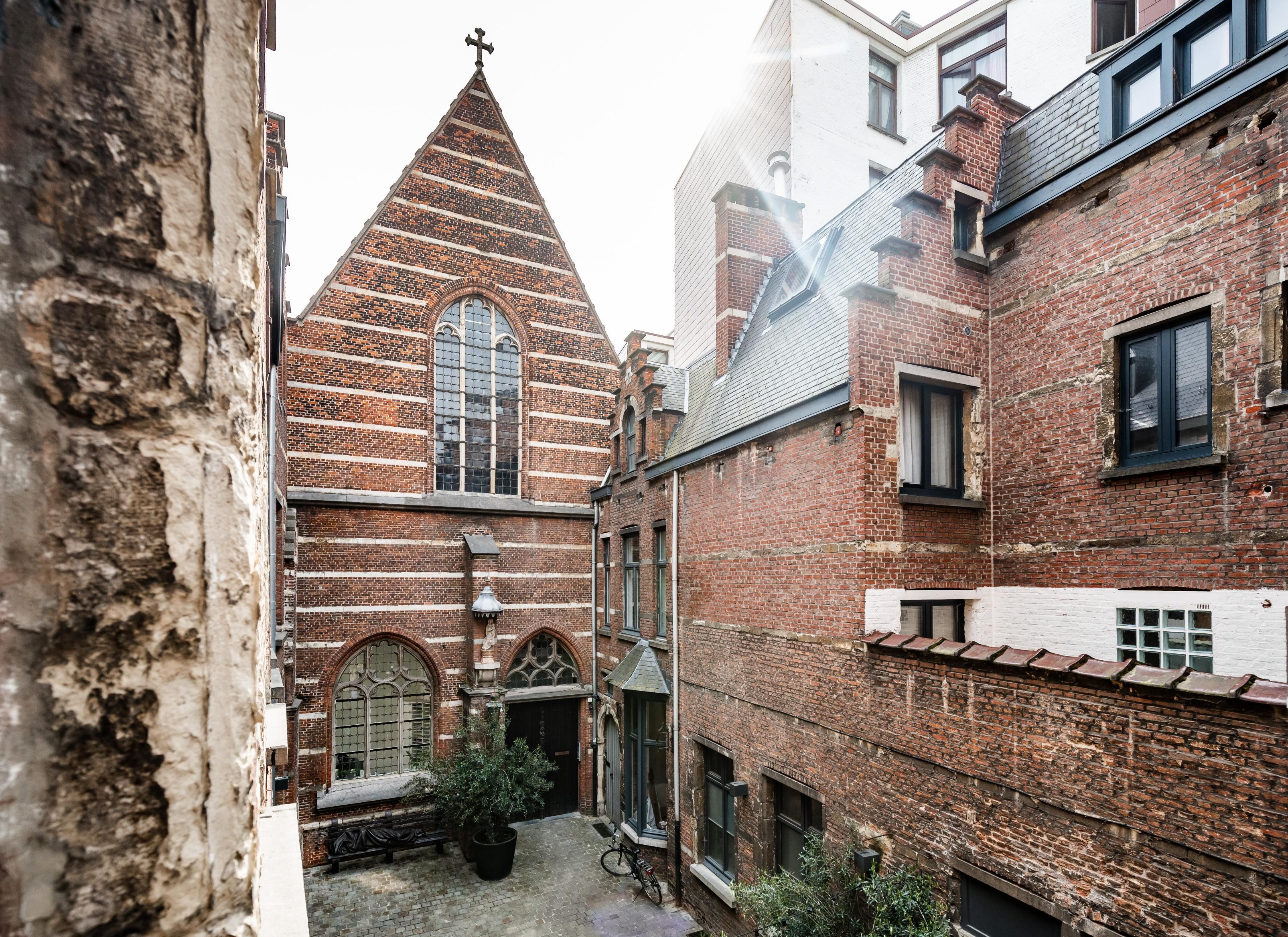 Zicht op het de buitenkant van het gebouw langs de achterzijde.