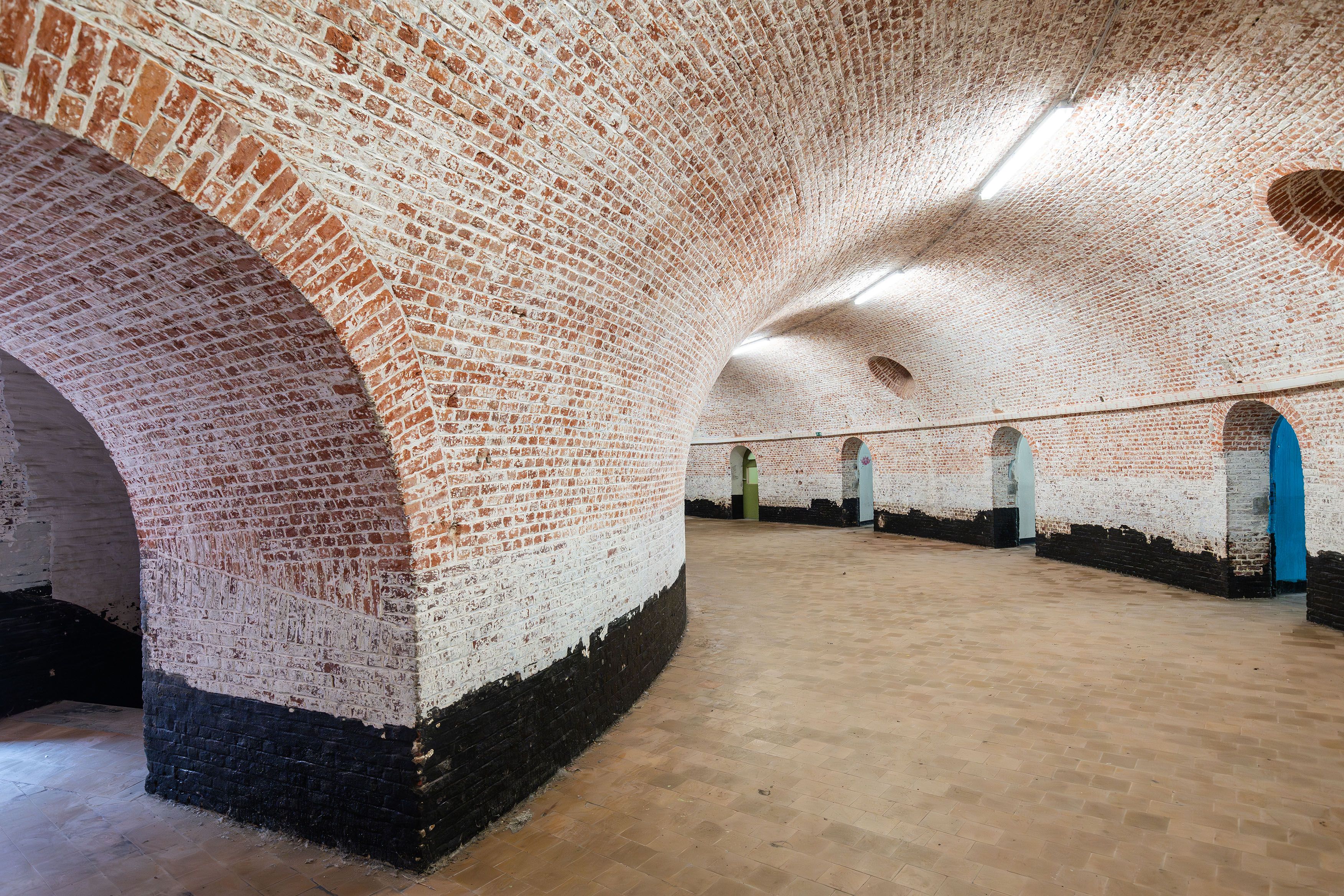 Wit geschilderde gang in fort 8.