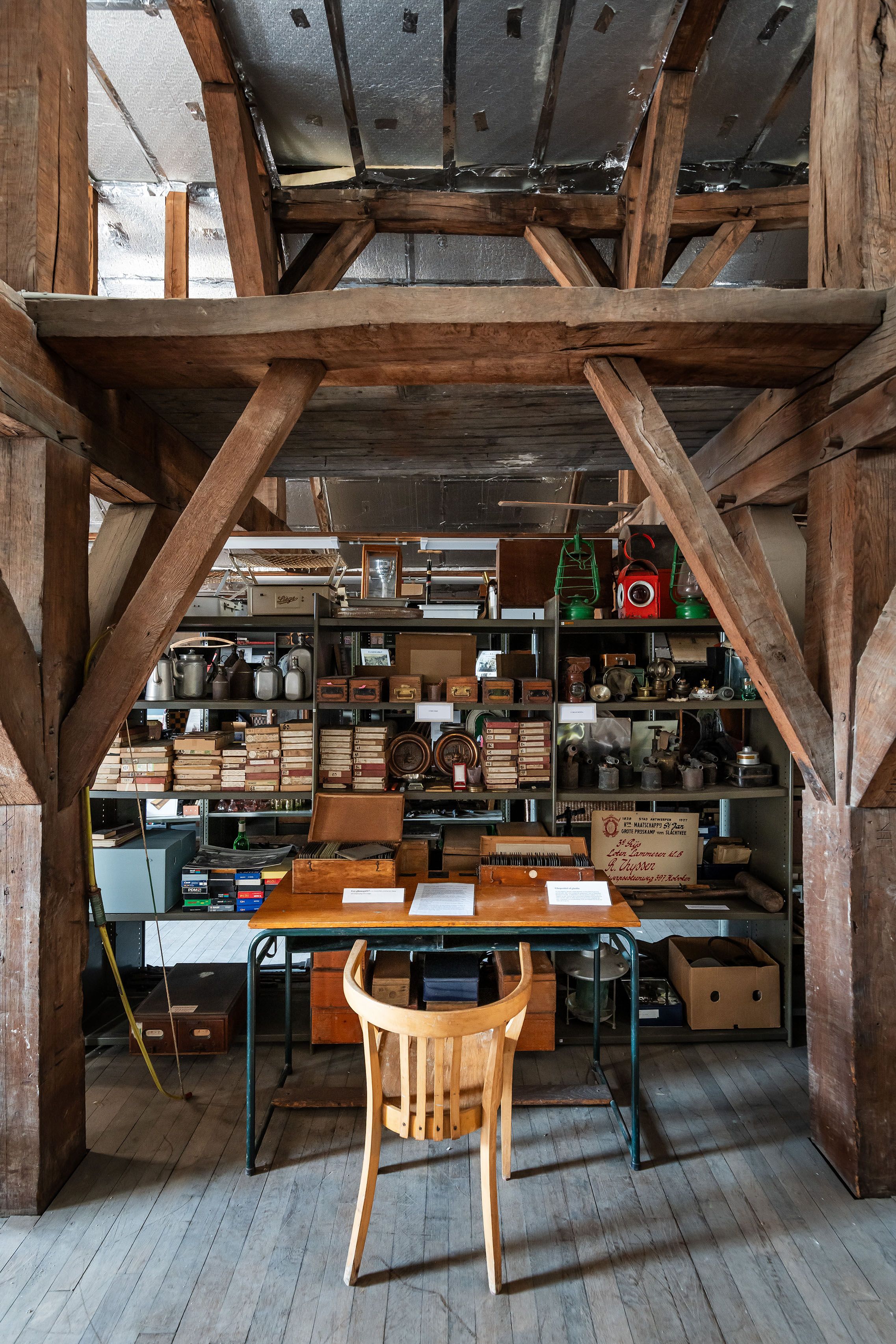 Zolder met een houten tafel en stoel