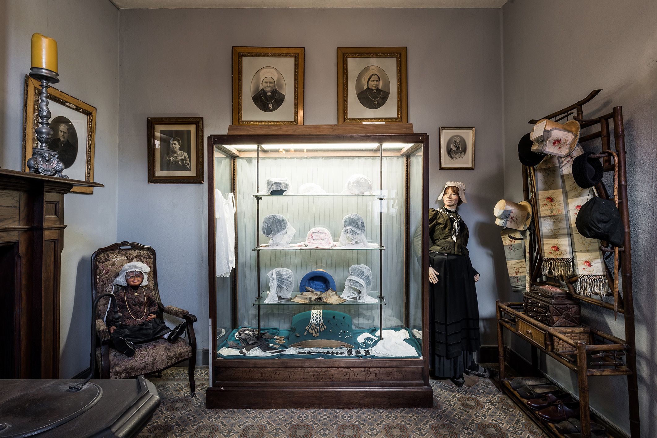 Vitrinekast in het Poldermuseum.