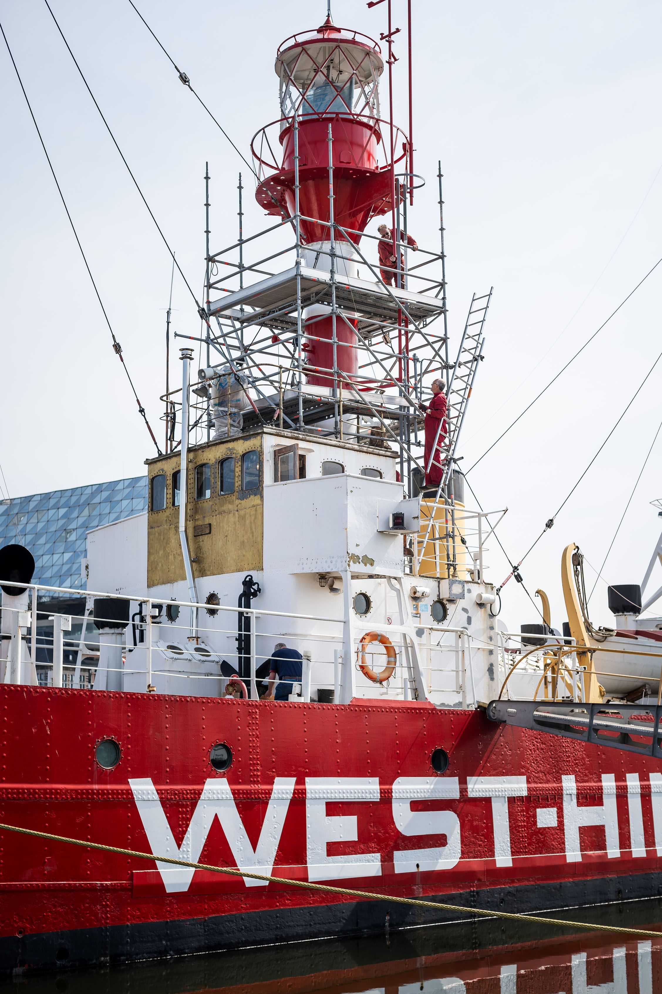 Lichttoren van rood met wit schip in stellingen