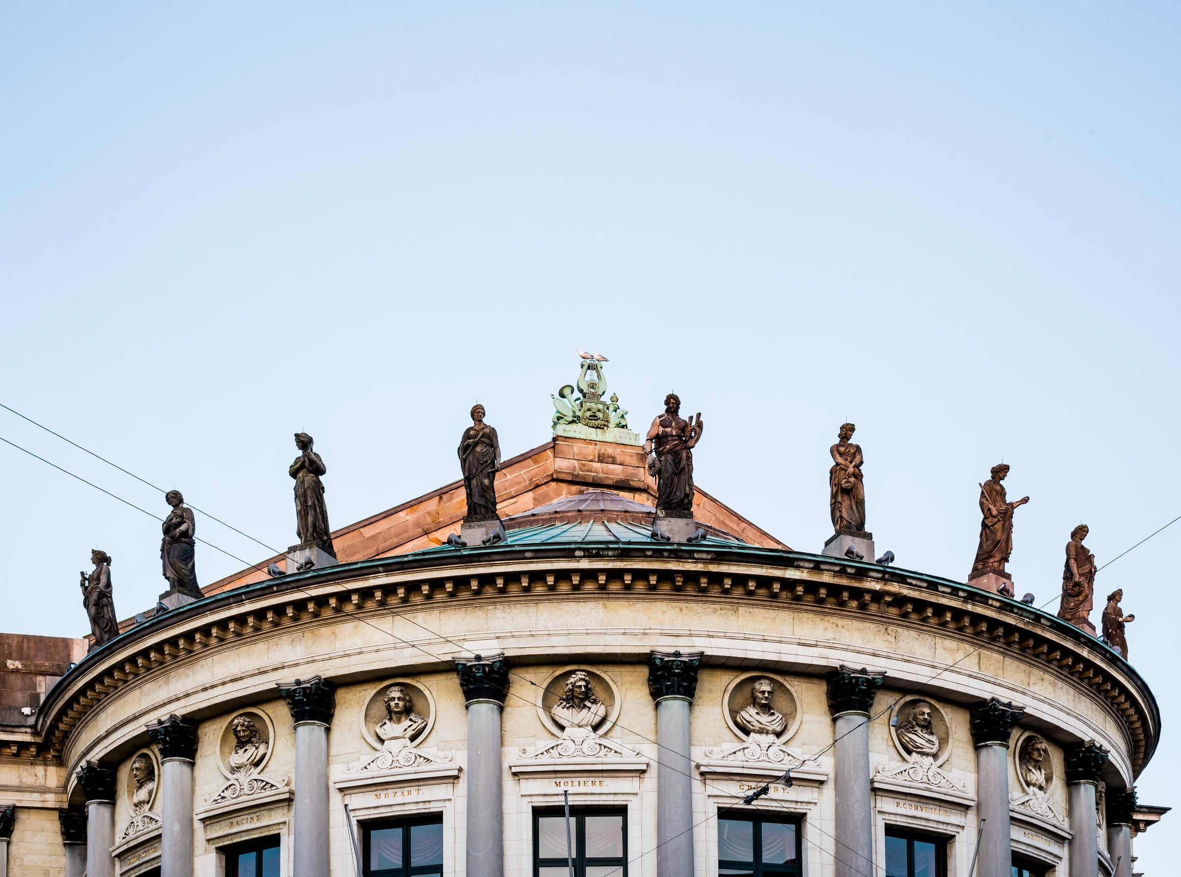 Details van beelden op het dak van Bourlaschouwburg