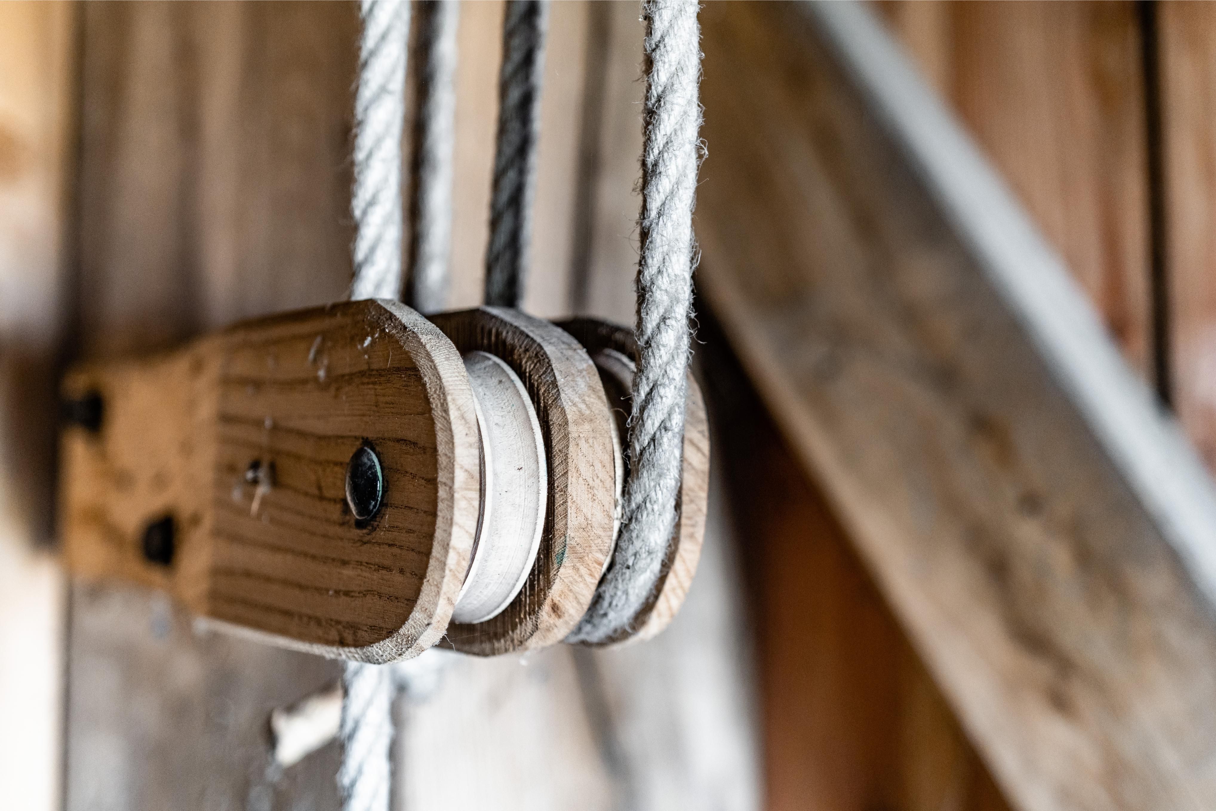 Detail van de touwen in molen 't Veertje.