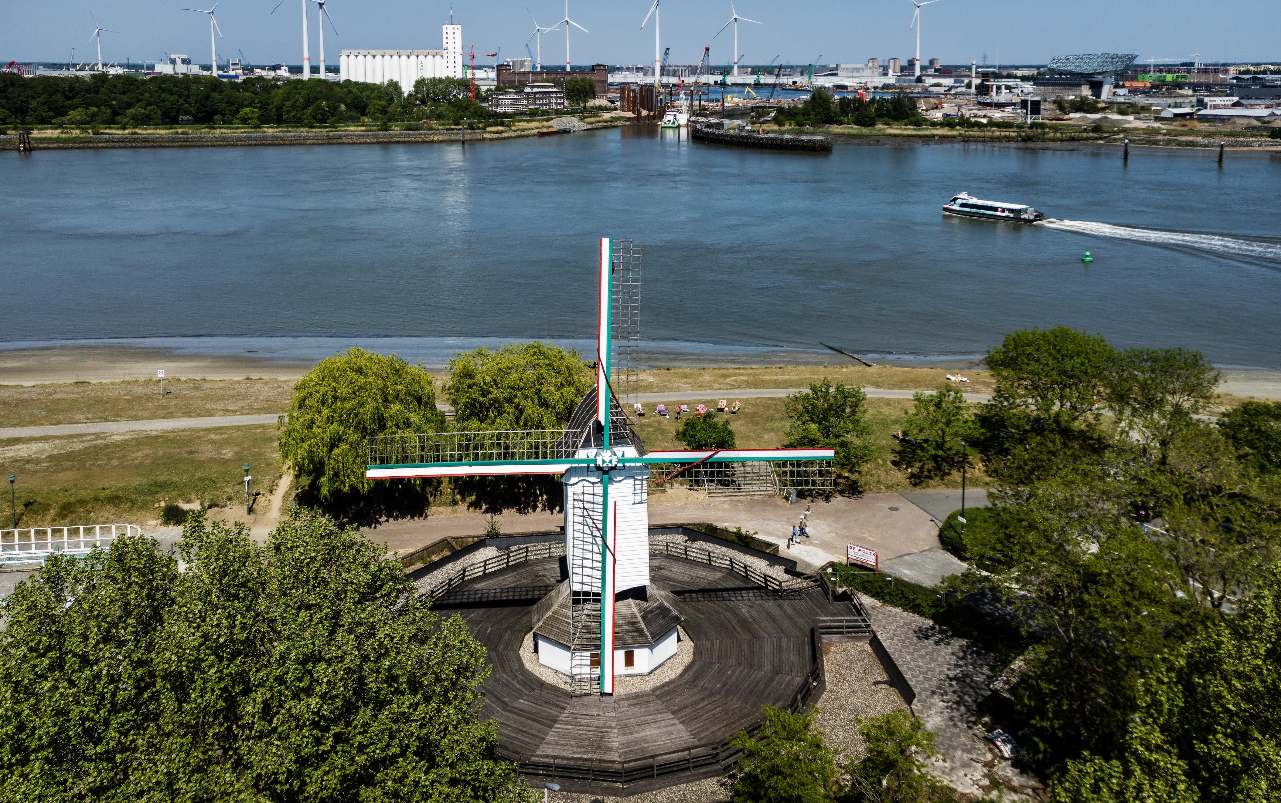 Luchtfoto van molen 't Veertje in het groen met op de achtergrond de Schelde en een zicht op rechteroever..