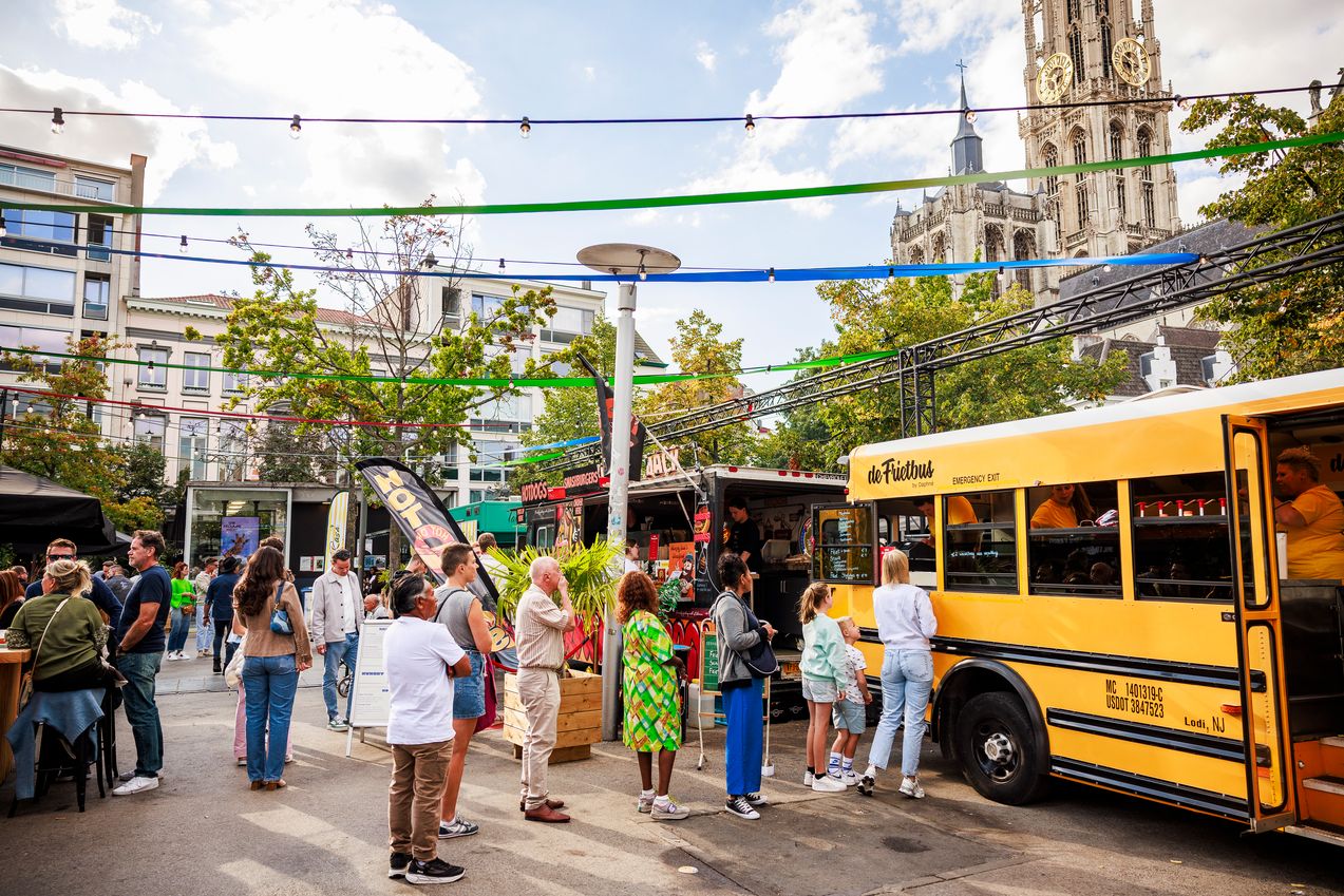 Mensen aan foodtrucks op de Groenplaats