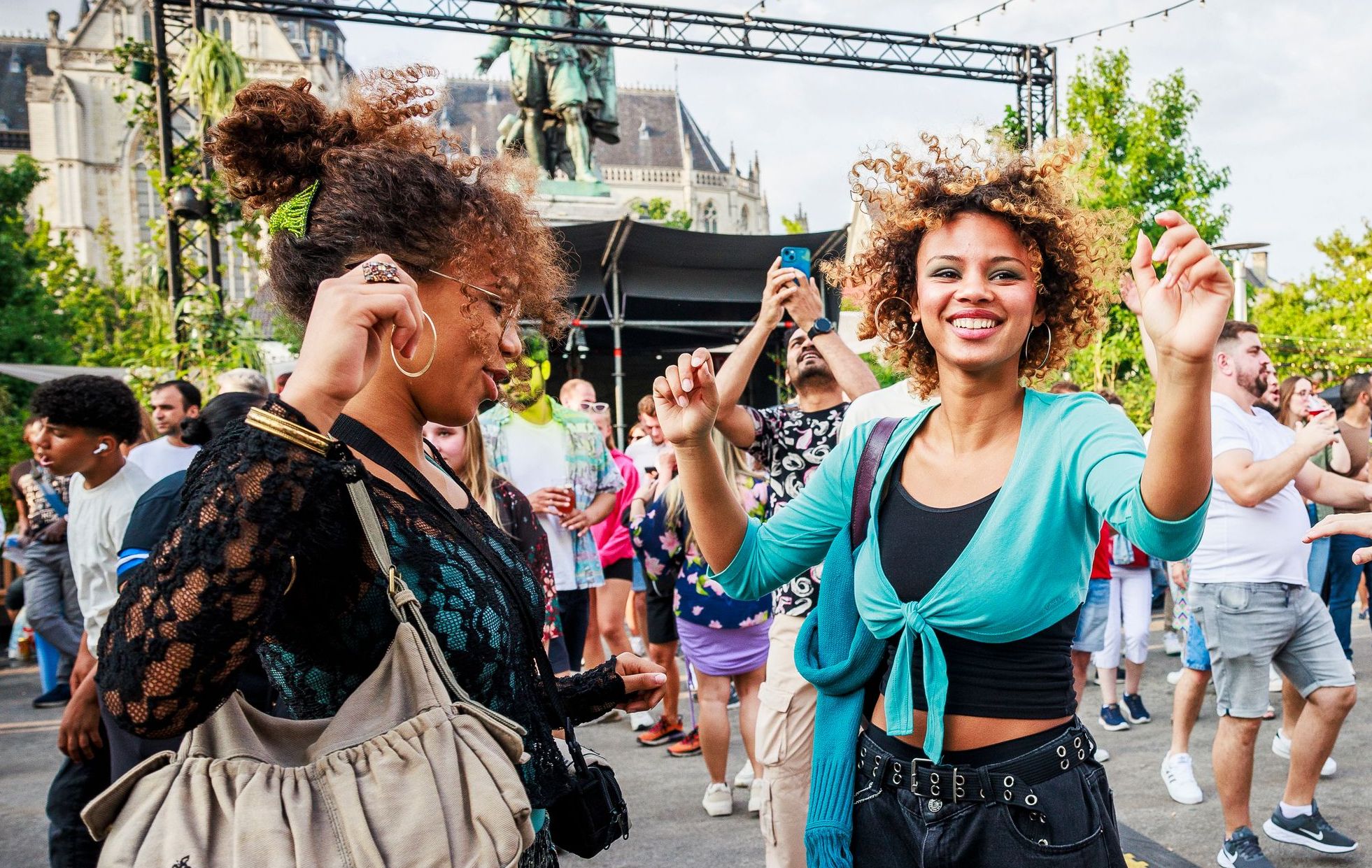 2 vrouwen dansen op de Groenplaats