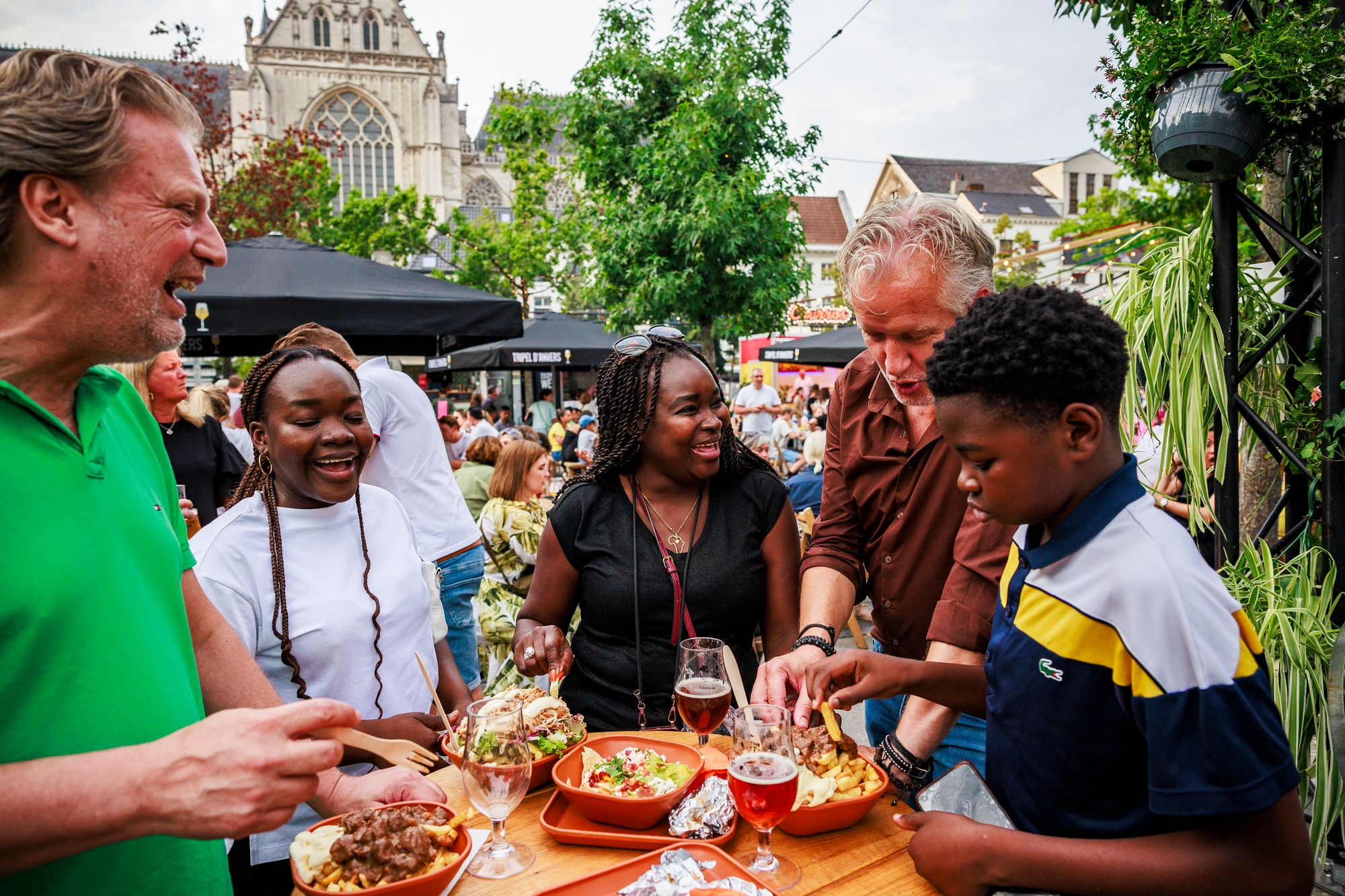 Groep mensen die geniet van eten op het Bollekesfeest